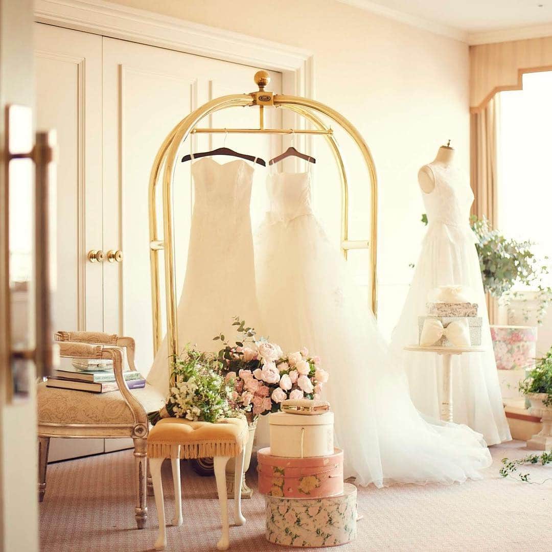 のインスタグラム：「#landmarkwedding ・ 「特別な一日」のために、横浜ロイヤルパークホテルでは２つの提携店からウエディングドレスをお選びいただけます。 ・ ブライダルフェアのご予約はプロフィールURLよりお進みください。 ホームページ予約限定特典もご用意しております。 @landmarkwedding ・ On your special day, many wedding dresses are available at our costume room.👗✨✨ ・ ・ ・」