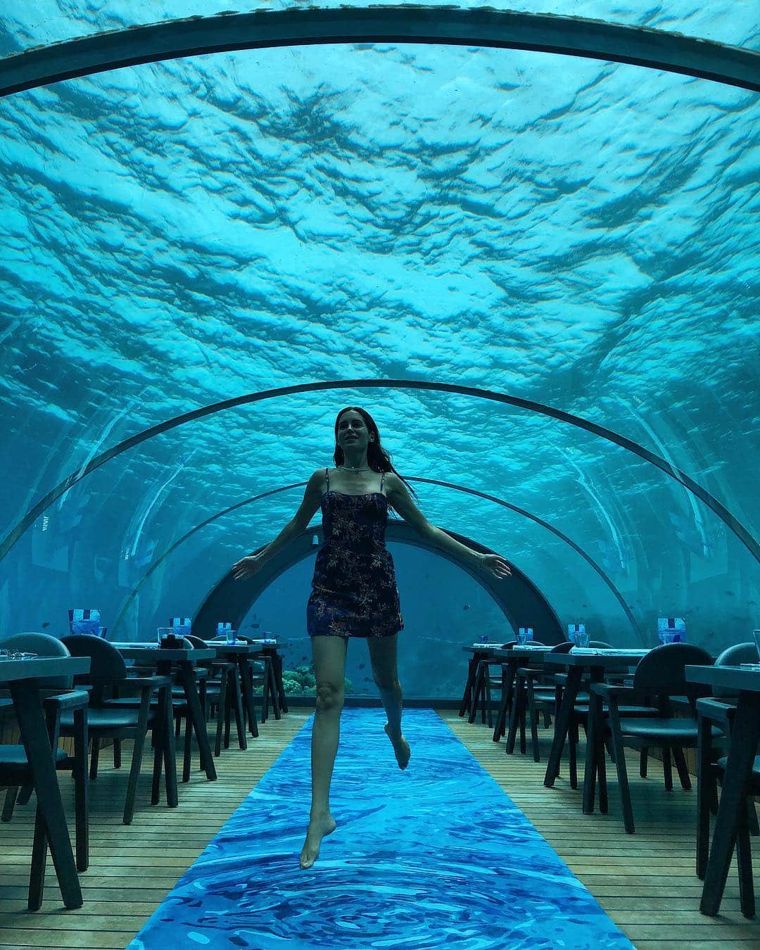 ガラ・ゴンザレスさんのインスタグラム写真 - (ガラ・ゴンザレスInstagram)「Imagine having dinner underwater ? When fiction becomes reality. Levitating at 5.8 metres under water 💦 @hurawalhi #hurawalhi」4月22日 21時07分 - galagonzalez