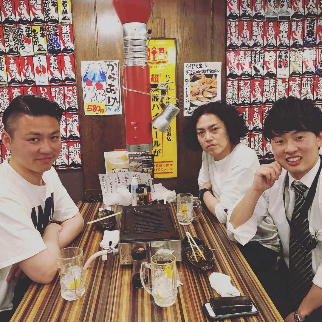 奥田修二さんのインスタグラム写真 - (奥田修二Instagram)「マネージャーと定期的なご飯会。  こんな感じで飯行けるマネージャーは初めてやから毎回楽しい。  最終的にマネージャーと二人掛かりでよじょうをイジるだけの時間も有意義。  そして、今回のお店『フジヤマドラゴン』も美味すぎ。  状況＋会話＋味＝最高  最高という答えが出ました＾＾ もちろん単独ライブの打ち合わせもしました！ポスターもうしばらくお待ちください！  学天即単独ライブ 「青い」 5/27(月) 開場19:10 開演19:30 終演21:00 【会場】YES THEATER （なんばグランド花月の地下） 【料金】前売：2500円　当日：2800円 【コード】Yコード：506708  #学天即 #よじょうイジリ #フジヤマドラゴン #青い学天即 #最高 #3150」4月22日 21時07分 - gakutensoku_okuda_official