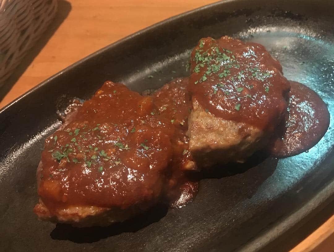 八軒あやねさんのインスタグラム写真 - (八軒あやねInstagram)「後輩ちゃんと【肉割烹かざま】に行ってきたよ🥩😆 いろんな種類のお肉を堪能👼 どれも美味しすぎた〜😭💗 お店の空間もオシャレで、窓際の席から見える中之島の風景も良い💫🌉 この日は後輩ちゃんに早めの誕生日プレゼントも渡せて、喜んでもらえて良かった😊🌸 #肉割烹かざま #和牛 #お肉 #肉 #肉女子 #女子会 #中之島 #大阪 #中之島ディナー #モデル #関西モデル」4月22日 21時08分 - ayagram_8_