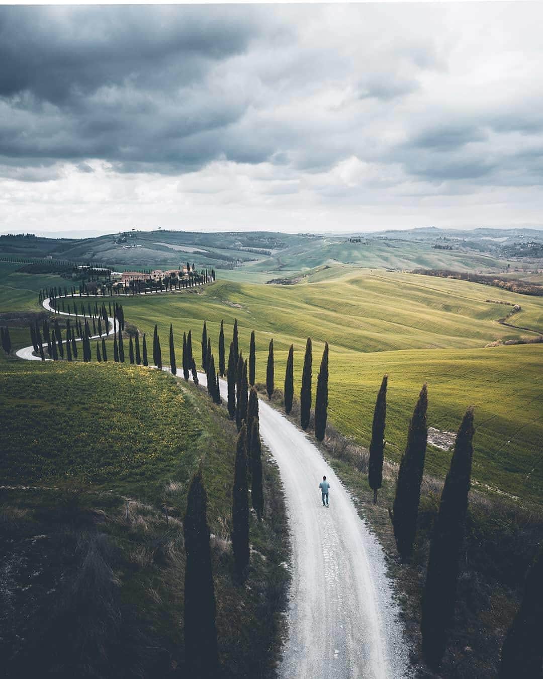 BEAUTIFUL DESTINATIONSさんのインスタグラム写真 - (BEAUTIFUL DESTINATIONSInstagram)「Nothing says Tuscany like the Italian Cypress trees that line its curvy roads as they wind through the countryside. Tag who you'd love to take on a Tuscan adventure. 🇮🇹 (📷: @christiantrustrup 📍Crete Senesi, Tuscany)」4月22日 21時20分 - beautifuldestinations