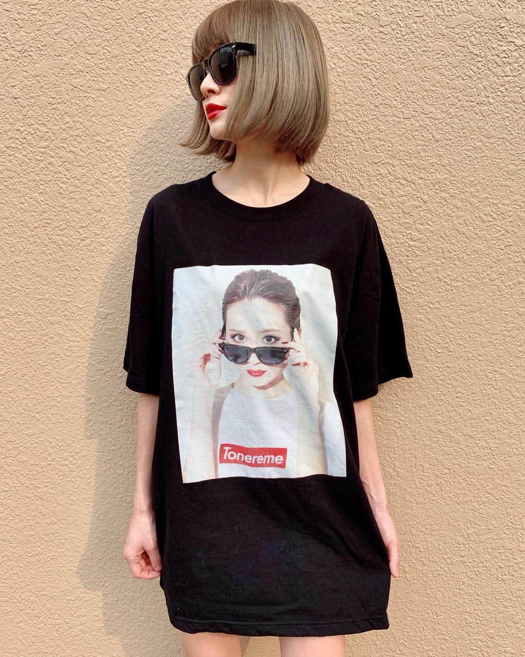 TONEAYUさんのインスタグラム写真 - (TONEAYUInstagram)「今回のLIVE記念Tシャツは...﻿ ﻿ 平成最後のオマージュT😆💓﻿ ﻿ supremeならぬ、Tonerume Tです😂﻿ ﻿ 黒は、安室ちゃんver.です！！﻿ ﻿ 全然安室ちゃんにならなかったけど👈﻿ ﻿ たぶん、ライブT史上一番お金かかってるんじゃないか疑惑の豪華Tですw﻿ ﻿ みんな429着てねー😆💓💓﻿ ﻿ ﻿ ✨✨✨✨✨✨✨✨✨✨✨✨﻿ ﻿ ﻿ 4月29日@渋谷WOMB﻿ 『平成最後の骨抜きPARTY!』﻿ 〜生誕サファイア2019〜﻿ 🕕開場17時／開演18時﻿ ⚠️チケット記載時刻と変更しています﻿ ﻿ 🎸YOUSAY・HIROTOMO・哲之﻿ ﻿ 通販チケットは、4/24まで🛒﻿ ﻿ 取り置きチケットは、Twitterから予約できます✨﻿ ﻿ 受付にて、光る指輪と平成最後のジュリ扇プレゼント🎁🥰✨﻿ ﻿ ﻿ #安室奈美恵﻿ #アムラー﻿ #安室ちゃん﻿ #supreme﻿ #TONEAYU﻿ #平成最後の骨抜きPARTY﻿ #WOMB﻿ #SHIBUYA﻿ #ONEMAN﻿ #LIVE﻿ #平成最後﻿ #ジュリ扇」4月22日 21時15分 - toneayu