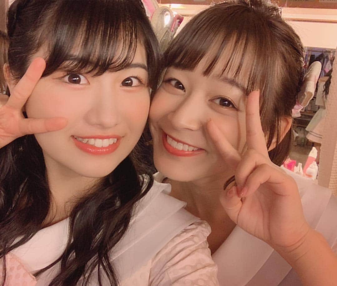 高橋彩香のインスタグラム：「先日の雫公演の夜公演は奈緒ちゃんに髪型決めてもらったんだ💓 奈緒ちゃん大好きだ〜✌️ #パンも奈緒ちゃんのリクエスト #喜んでくれた #可愛いって言うと謙遜するから尚更可愛い #最高 #太田奈緒 ちゃん #髙橋彩香」