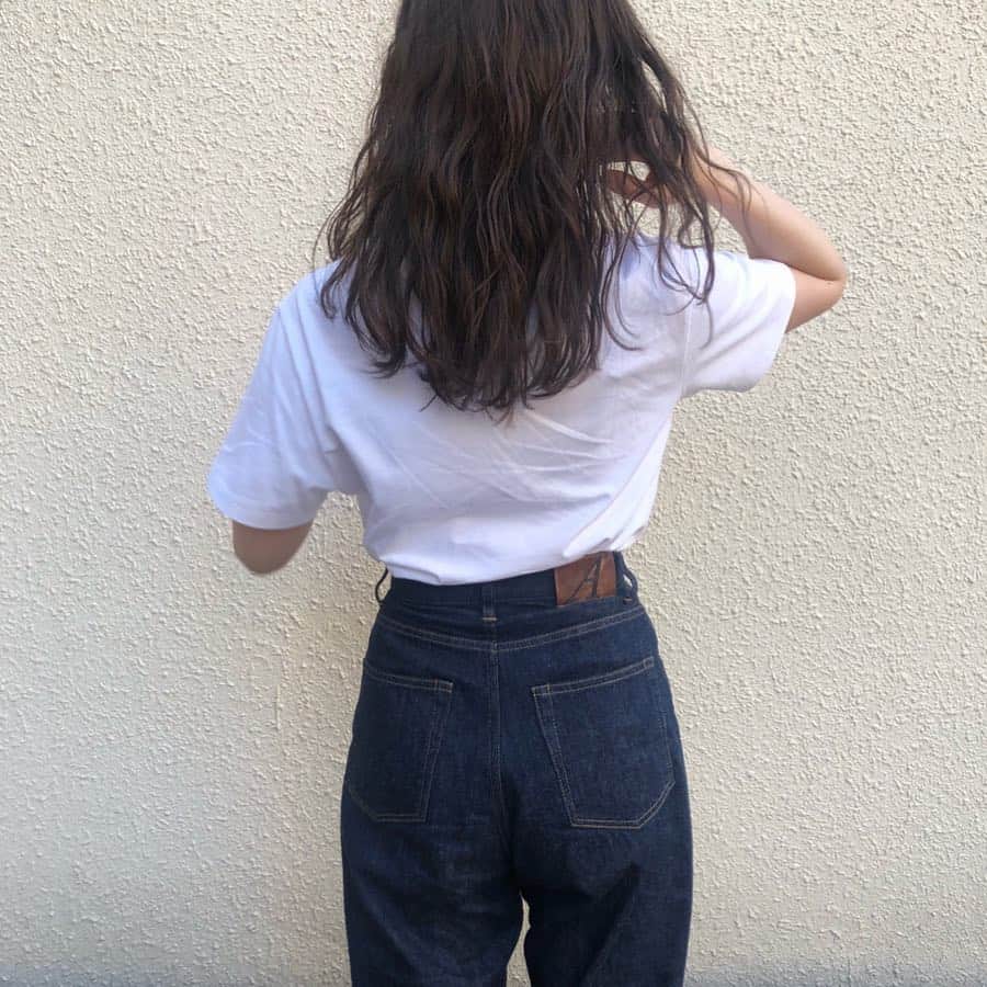 村田倫子さんのインスタグラム写真 - (村田倫子Instagram)「お尻の形がキュートにみえる、まほうのデニム。 マリリンばっかり履いてます、この頃。 奮発してよかった、、、！ マリリン2も欲しくなっちゃうな (次のご褒美に) . Tシャツにデニムの季節がきましたね。 #りんこーで #アナトミカ  #マリリン1」4月22日 21時18分 - rinco1023