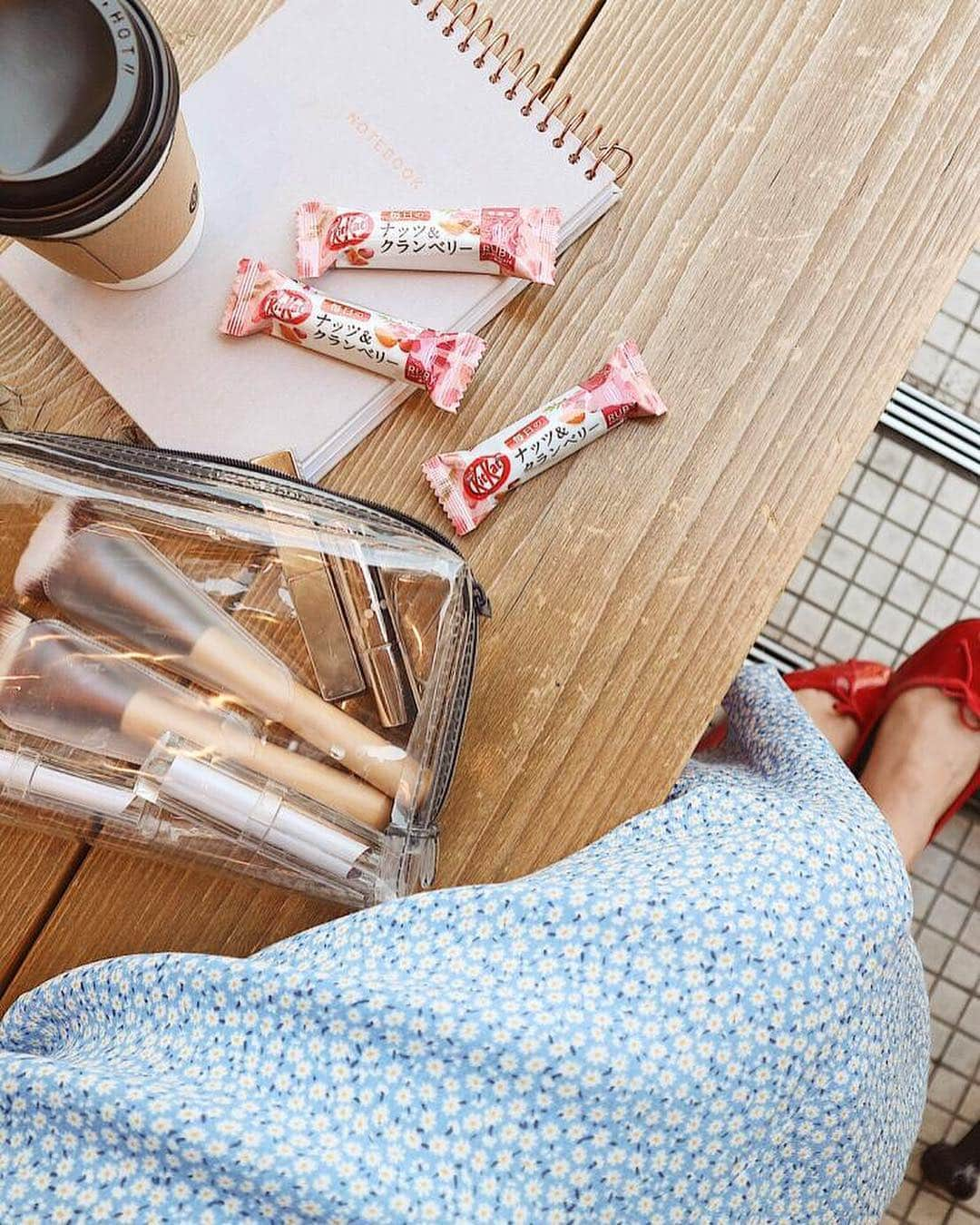 さんのインスタグラム写真 - (Instagram)「・ 打ち合わせ合間の一休み☕️🍫 一日頭を働かせる時はやっぱりコーヒーとチョコレートが必須です。 ・ 最近はピンクのルビーチョコレートが好きなのだけど、「キットカット 毎日のナッツ&クランベリー ルビー」が手軽に買えてナッツとドライフルーツのザクザク感が好みでポーチの中に忍ばせてます🍫 一個パックだから一気に食べすぎないでちょこちょこつまめるのでちょうどいい✨いっぱいになった頭をリフレッシュしたいときにつまんでます。 ・ ・ #breaktime #kitkat #chocolate #チョコレート #ルビーチョコレート #お菓子 #今日のおやつ #キットカット #キットカット_PR」4月22日 21時21分 - natsukoakahani