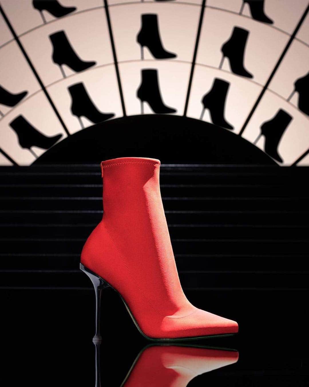 Sergio Rossiさんのインスタグラム写真 - (Sergio RossiInstagram)「The #srMilano booties as seen in #TheMusical by @virgiliovilloresi are waiting for you online and in selected flagship stores #SergioRossi」4月22日 21時22分 - sergiorossi