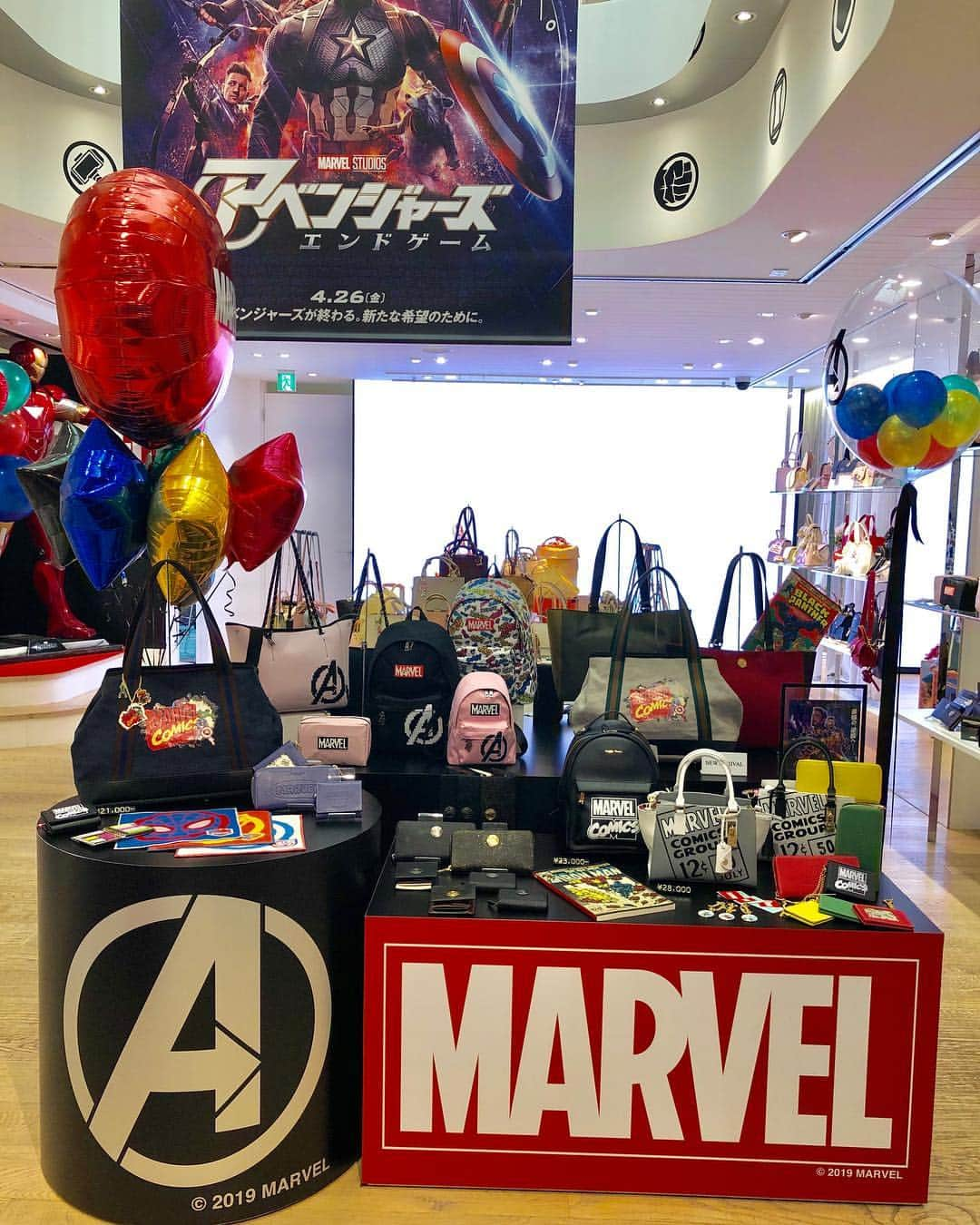 サマンサタバサさんのインスタグラム写真 - (サマンサタバサInstagram)「ついにOPEN‼️ 「アベンジャーズ」シリーズ発売を記念して、サマンサタバサ 表参道GATES ポップアップ デジタルストアが、4/23(火)からスペシャルSHOPに💛 . 全国展開に先駆け、 「アベンジャーズ」シリーズが手に入るのはここだけ‼️ サマンサタバサグループの「アベンジャーズ」シリーズが集まった全国で唯一のスペシャルショップです✨ . 店内は「アベンジャーズ」の世界観が詰まったフォトスポットやディスプレイに✨ アイアンマンのスタンディーも登場します❗️ . さらに‼️ 期間中「アベンジャーズ」シリーズを含む￥15,000（税込）以上ご購入のお客様に、 選べるminiタオルorポストイットをプレゼント🎁 (数量限定、無くなり次第終了となります。) ここでしか手に入らないオリジナルグッズは、無くなり次第終了となりますので、お早めに‼️ . 📌サマンサタバサ 表参道GATES ポップアップ デジタルストア ■ OPEN 11:00-21:00 ■Shop Address 東京都渋谷区神宮前6-5-6 ■Access 東京メトロ千代田線•副都心線 明治神宮前駅A7出口より徒歩2分 . #samanthathavasa#サマンサタバサ#samanthavega #サマンサベガ  #samanthathavasapetitchoice #サマンサタバサプチチョイス  #kingzbysamanthathavasa #キンズグバイサマンサタバサ  #アベンジャーズ #marvel #マーベル #Disney #movie #endgame」4月22日 21時22分 - samantha.thavasa.info