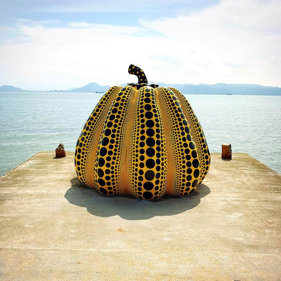 吉川友真さんのインスタグラム写真 - (吉川友真Instagram)「直島🎨  #latepost #naoshima #Japan #art #今更ながら #昨年  #平成最後 の #ディズニーオンアイス #最終公演地 #うどん県 #香川 の #思い出 #直島 #アート #草間彌生 #鳥居リフト⛩ #そういえばここで蜂に刺されたなぁ #今年の日本ツアーも楽しみだ」4月22日 21時23分 - yuma_yoshikawa_