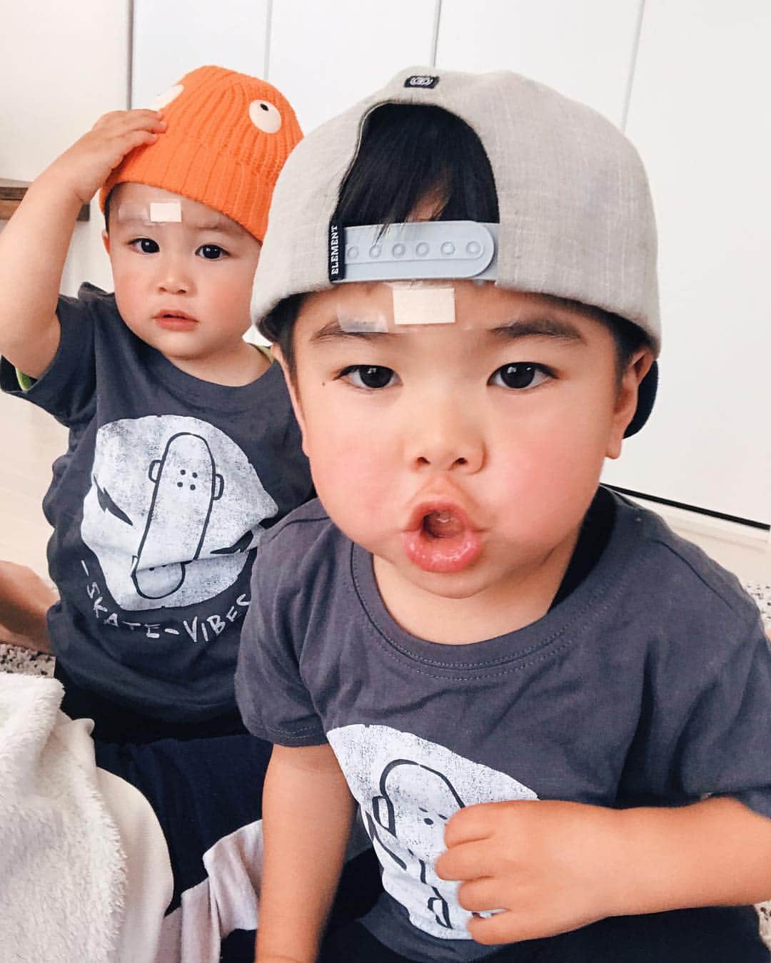 齋藤美波のインスタグラム：「👶🏻💙👦🏻 毎日毎日毎日毎日 ママの取り合いで喧嘩🤪 その場ではんーもうっ😡 ってなりがちだけど冷静に後から 考えるとにやけるな🤤笑 こーやってママを求めてくるのって 今しかないもんな。 でもやっぱり 👧🏽🎀は欲しいね。笑 #いつかなるのかな #3児のママ だいぶ勇気いるね。 …………………………………………………… ＃2児ママ#2人育児#男の子ママ#パワフルな母ちゃん#湘南ママ#海のある生活#兄弟#2歳差兄弟#個性強め兄弟#愛おしい#クォーター#🇵🇭🇩🇪🇺🇸🇯🇵#mix#family#brothers#powerfulmother#2boys#shonanlife」