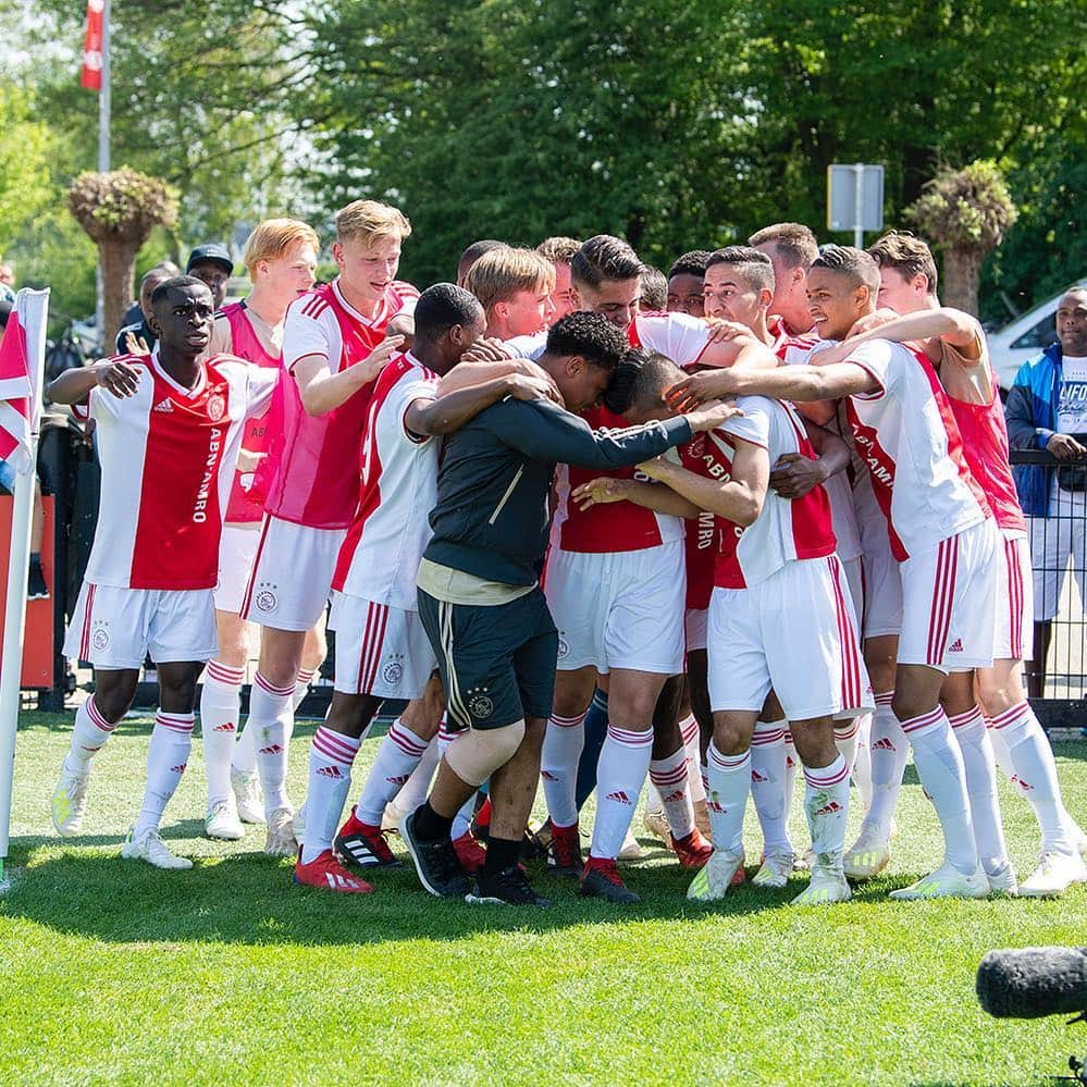 アヤックス・アムステルダムさんのインスタグラム写真 - (アヤックス・アムステルダムInstagram)「#AjaxO17 to the #FutureCup Final! ❌❌❌ Congrats, boys! 🤜🤛 #ajaand」4月22日 21時29分 - afcajax