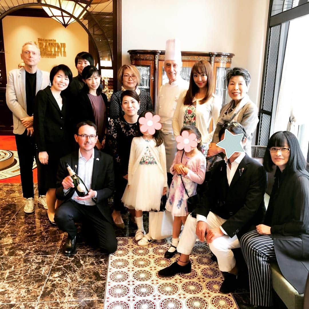 神田うのさんのインスタグラム写真 - (神田うのInstagram)「娘のバイオリンの先生💕達と素敵なイタリア会🇮🇹 家族で楽しい時間を過ごしました😊 @sabatini_di_firenze_tokyo  @berlucchiwinejp  #イタリアン#サバティーニディフィレンツェ東京店#サバティーニディフィレンツェ#italian#italianfood#イタリアスパークリングワイン#スパークリングワイン#sparklingwine#sparklingwines#italiansparklingwine#ベルルッキ#berlucchi#イタリア会#ランチ会#ランチ#lunch#家族#娘#母娘#motheranddaughter#daughterandmother#お揃いコーデ#親子#親子コーデ#お揃いの服#親子リンクコーデ#親子お揃いコーデ#神田うの#unokanda」4月22日 21時29分 - unokandaofficial