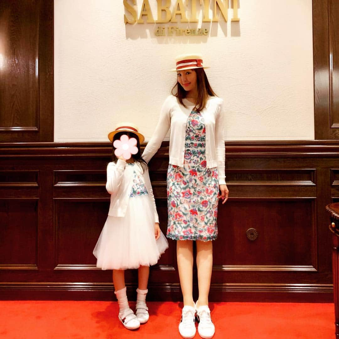 神田うのさんのインスタグラム写真 - (神田うのInstagram)「娘のバイオリンの先生💕達と素敵なイタリア会🇮🇹 家族で楽しい時間を過ごしました😊 @sabatini_di_firenze_tokyo  @berlucchiwinejp  #イタリアン#サバティーニディフィレンツェ東京店#サバティーニディフィレンツェ#italian#italianfood#イタリアスパークリングワイン#スパークリングワイン#sparklingwine#sparklingwines#italiansparklingwine#ベルルッキ#berlucchi#イタリア会#ランチ会#ランチ#lunch#家族#娘#母娘#motheranddaughter#daughterandmother#お揃いコーデ#親子#親子コーデ#お揃いの服#親子リンクコーデ#親子お揃いコーデ#神田うの#unokanda」4月22日 21時29分 - unokandaofficial