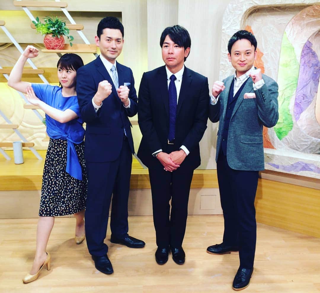 飯田嘉太さんのインスタグラム写真 - (飯田嘉太Instagram)「今日の話題はボクシングだったので ファイティングポーズのはずが… 個性が出ています😝 毎週月曜日をよろしくお願いします✨✨ #石川テレビ #石川さん #LiveNewsit #月曜日 #メンバー #アナウンサー #天真爛漫 #加藤愛 アナ #面白いこと大好き #塩野利明 キャスター #野球 #石川ミリオンスターズ #いつもお茶目な #武田勝 監督 #6時半の男 #飯田嘉太 #コーナー は #イイダスポーツ #よろしくお願いします」4月22日 21時25分 - kabuto_iida