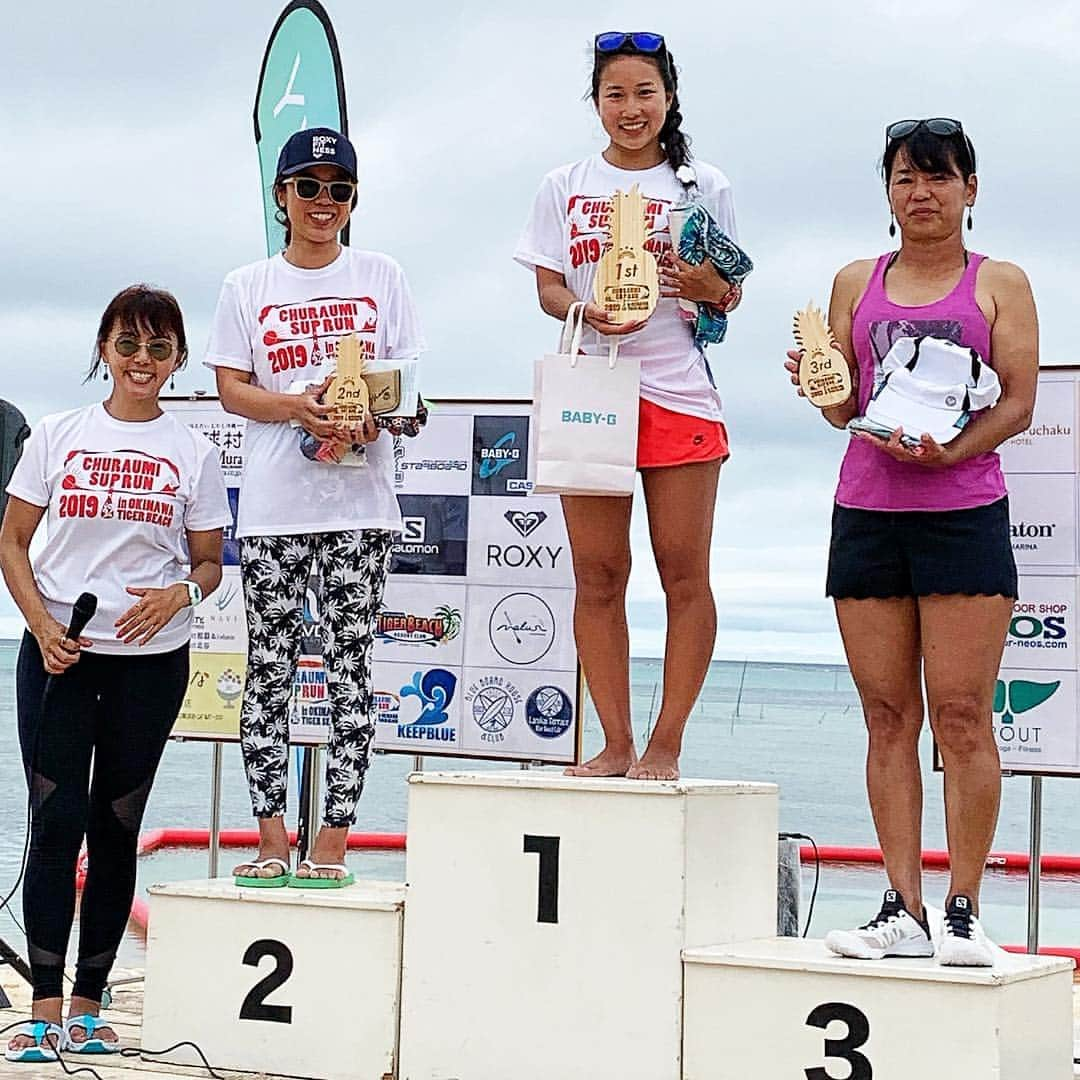 田中律子さんのインスタグラム写真 - (田中律子Instagram)「CHURAUMI SUPRUN2019🏄‍♀️🏃‍♀️SUPRUN女子の部👏おめでとう㊗️ CASIOからbaby-g、 @roxyjapan ROXYからウェア、 @spout_official SPOUTからヨガマットタオル、 @mevius_medicine メビウスからサングラス🕶そして、 @jun.murayama のパイナップル🍍型のトロフィー🏆豪華賞品の表彰式🤩  スポンサーしていただいた企業のみなさま、どうもありがとうございました🙏🙏🙏また来年もよろしくお願いします❤️ #churaumisuprun  #suppolo  #supyoga  #suprun」4月22日 21時27分 - ri2kotanaka