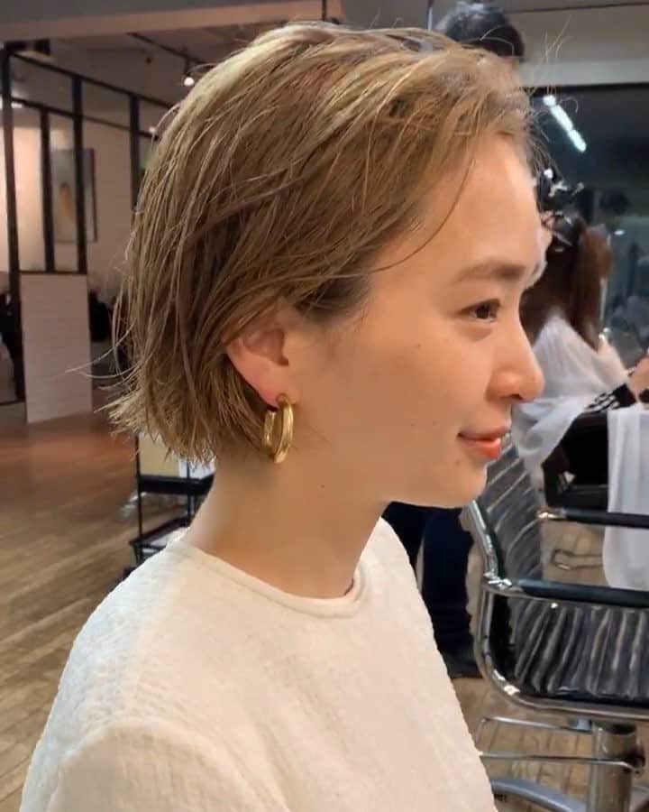 野々口祐子のインスタグラム：「ちょーいい感じパーマ風カット💇🏼‍♀️ カットは @by.nagao カラーは @hansakusari  いつもありがとう😊🙏🏻 #syan_tokyo #ボブ #ハイトーンカラー」