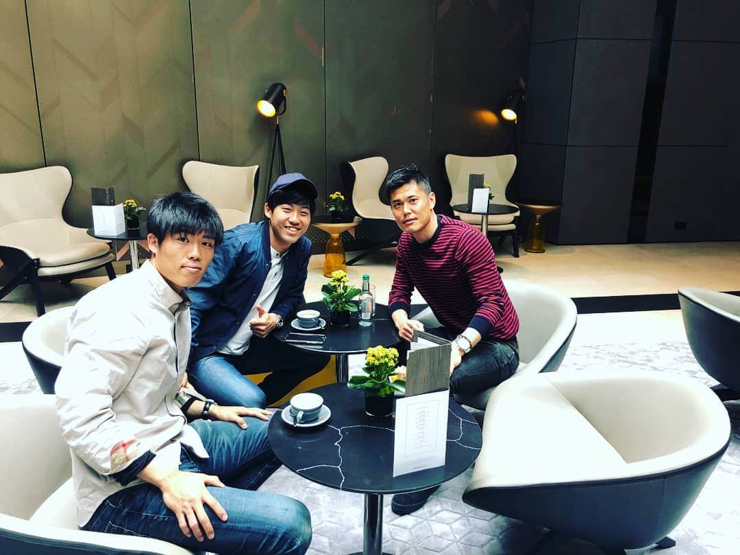 遠藤航のインスタグラム：「えいじさんとロンドンで☕ . #ロンドン #london #café #カフェ #イースター #easter #eastermonday #川島永嗣 #冨安健洋 #遠藤航 #⚽」
