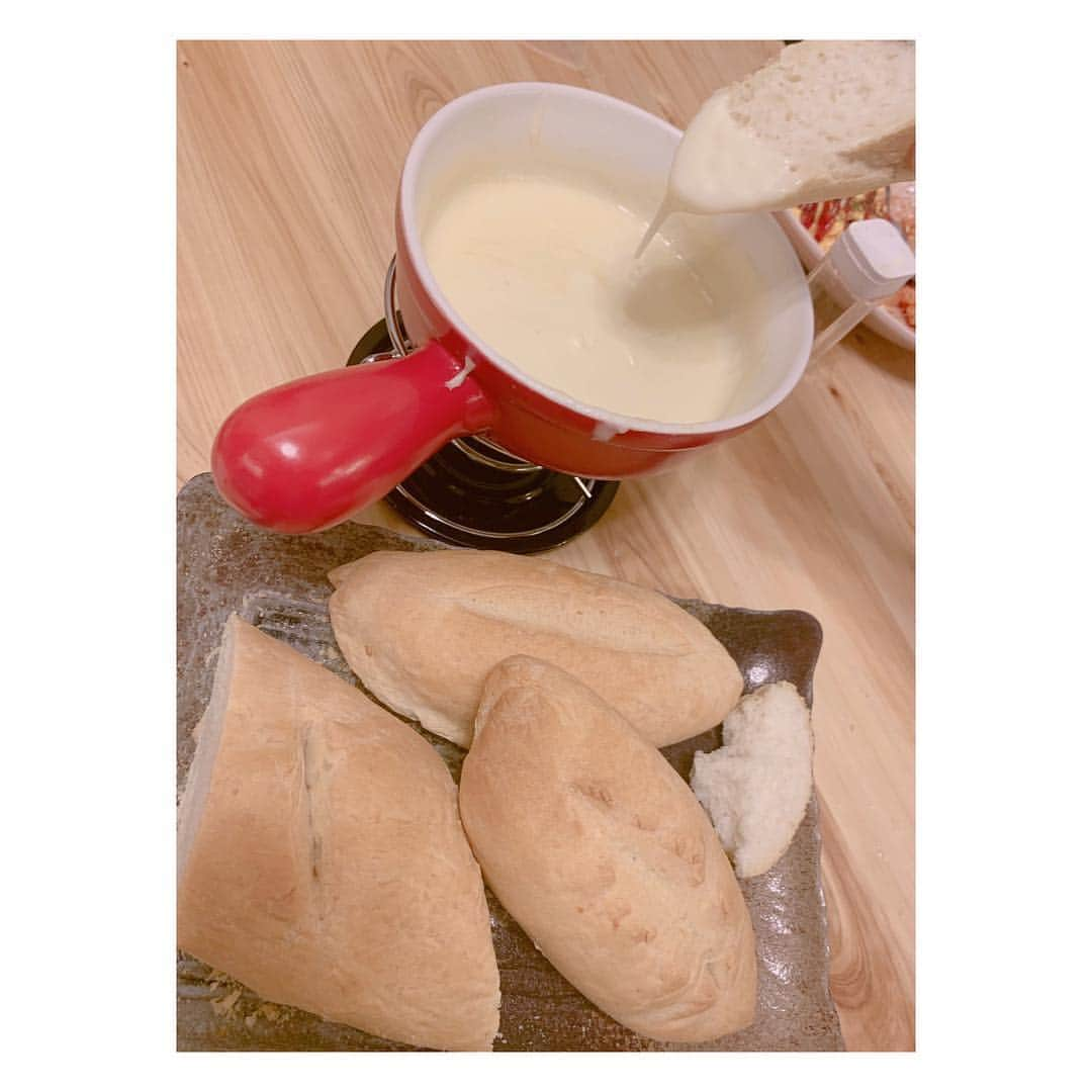 辻希美さんのインスタグラム写真 - (辻希美Instagram)「希空が焼いたフランスパン🥖  まぢすげぇ〜💕" #希空 #希空ベーカリー #6年生 #手作り #フランスパン #激うま #外かりかり #中ふわふわ #最強 #止まらない #チーズフォンデュ  #バター塗り塗り #ガーリックトースト も最高 #まぢすげぇ #美味し過ぎた #恐るべし6年生」4月22日 21時31分 - tsujinozomi_official