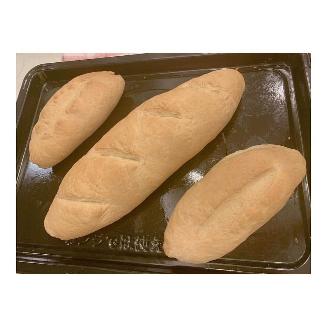 辻希美さんのインスタグラム写真 - (辻希美Instagram)「希空が焼いたフランスパン🥖  まぢすげぇ〜💕" #希空 #希空ベーカリー #6年生 #手作り #フランスパン #激うま #外かりかり #中ふわふわ #最強 #止まらない #チーズフォンデュ  #バター塗り塗り #ガーリックトースト も最高 #まぢすげぇ #美味し過ぎた #恐るべし6年生」4月22日 21時31分 - tsujinozomi_official