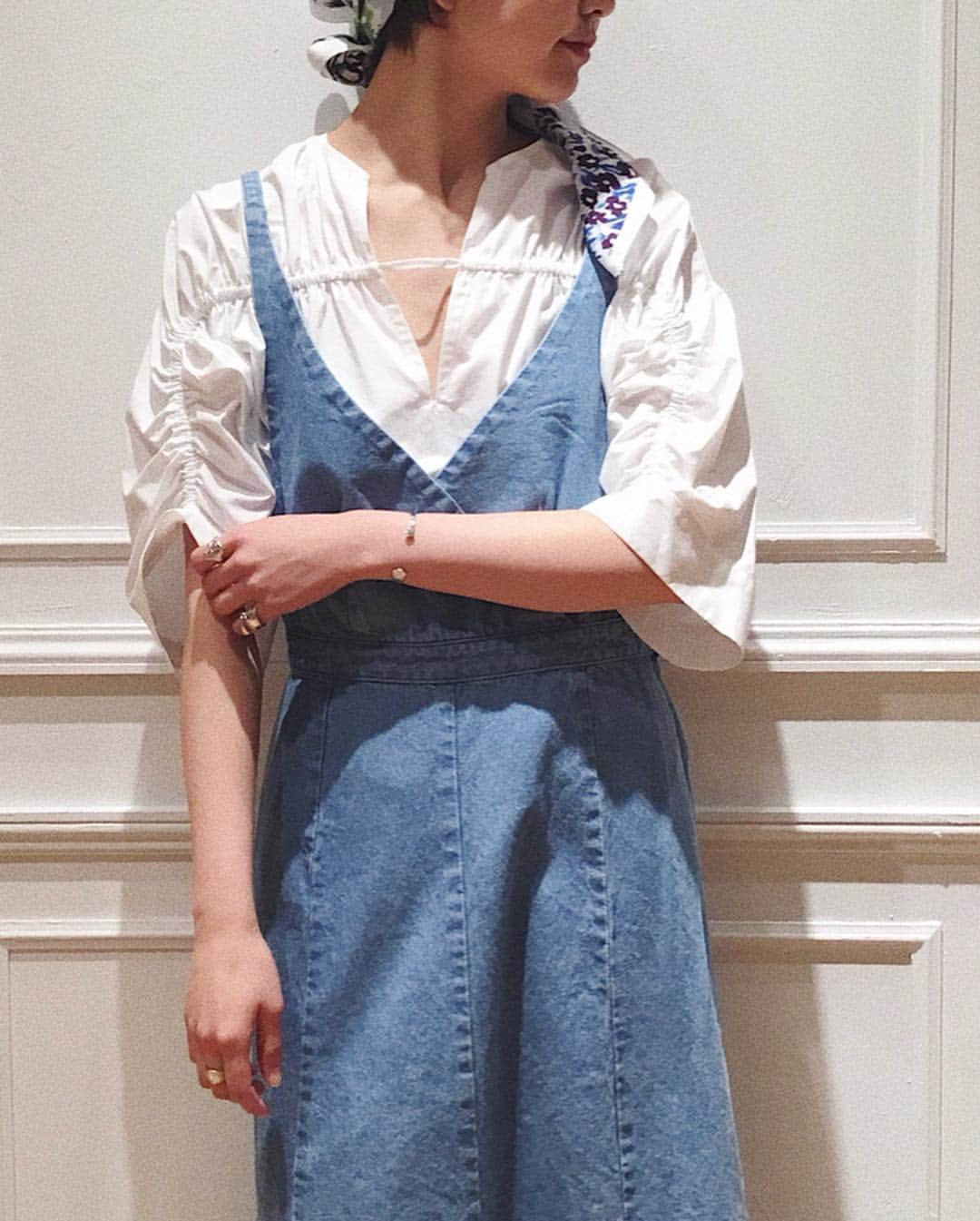 IÉNA LA BOUCLEさんのインスタグラム写真 - (IÉNA LA BOUCLEInstagram)「〜denim series〜﻿ ﻿ ブリーチしたデニムは﻿ 今年らしく、今の気分🌻﻿ ジャンパースカートと﻿ サロペットパンツは﻿ どちらも LA BOUCLEらしい1枚♥﻿ ﻿﻿﻿﻿﻿﻿﻿ ﻿﻿ --------------------------------﻿﻿﻿﻿﻿﻿﻿ ﻿﻿﻿﻿1.2枚目﻿﻿ ﻿﻿﻿﻿﻿﻿﻿ jumper skirt【IENA  LA BOUCLE】﻿ ¥23,000+tax﻿﻿﻿﻿﻿﻿﻿ no.﻿﻿19040914120020﻿ ﻿﻿ blouse【christian winants】﻿ ¥50,000+tax﻿﻿ no.19051910000310﻿ ﻿ scarf【chris tian winants】﻿ ¥28,000+tax﻿ no.19096910000310﻿ ﻿ --------------------------------﻿﻿﻿﻿﻿﻿﻿ 3.4枚目﻿ ﻿ salopette【IENA  LA  BOUCLE】﻿ ﻿﻿﻿﻿﻿﻿﻿﻿﻿¥24,000+tax﻿ no.19040914119020﻿ ﻿ knit【IENA  LA  BOUCLE】﻿ ¥15,000+tax﻿ no.19080914111020﻿ ﻿ bag【MERCEDES SALAZAR 】﻿ ¥53,000+tax﻿ no.19092910014310﻿ ﻿ shoes【ROCHAS】﻿ ¥66,000+tax﻿ no.19093910009410﻿ ﻿ #iena_la_boucle﻿﻿﻿﻿﻿﻿﻿﻿﻿﻿﻿ #laboucle #iena﻿﻿﻿﻿﻿﻿﻿﻿﻿﻿﻿ #boucle_19ss﻿﻿﻿﻿﻿﻿﻿﻿﻿﻿」4月22日 21時32分 - iena.la.boucle.store