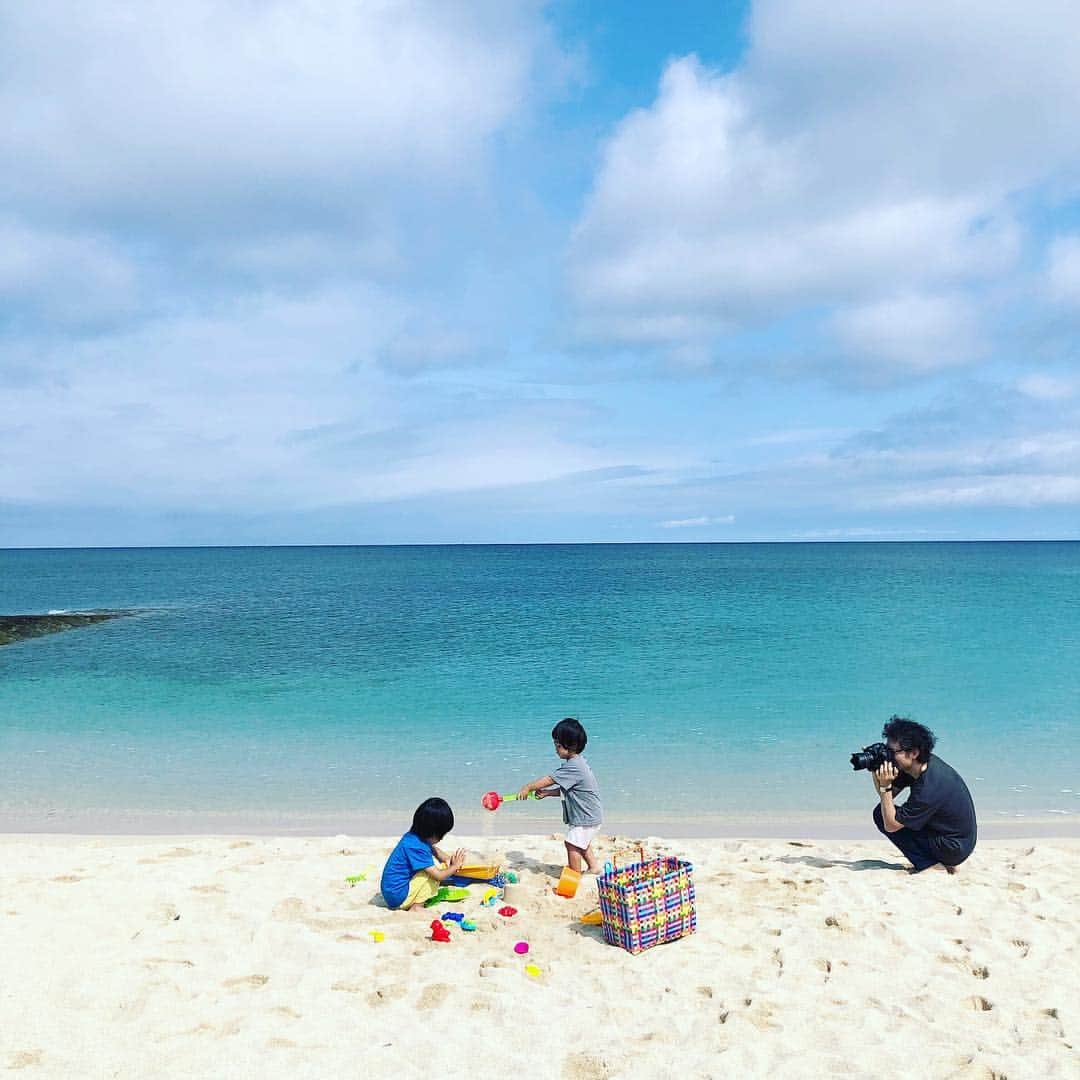 セソコマサユキのインスタグラム：「信じられないことに、長男が５歳になりました。天邪鬼で気分屋さん、はじかさーするのは最初だけで２歳の弟といつでもどこでも大騒ぎ。とにかく想像力が豊かで、最近ちょっとやんちゃが過ぎる時があるけど、とにかく君との時間が楽しいです。  そんな長男の誕生日に、とある媒体の制作チームが東京からわざわざセソコ家を取材に来てくれました（たまたまだけど）。良い記念になりそうで嬉しいです。」