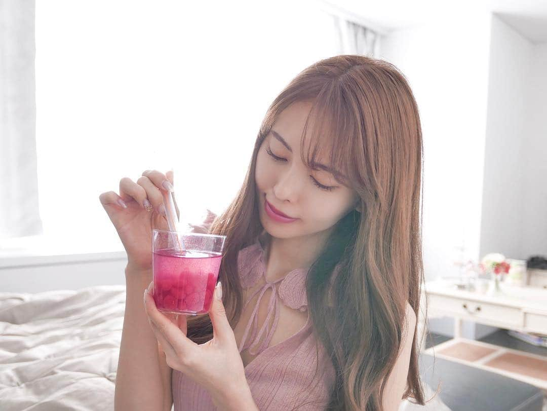 清水愛美さんのインスタグラム写真 - (清水愛美Instagram)「小腹が空いたら飲みたくなる💓 お嬢様酵素🌸 * 酵素って私とても好きなんです！ 体にいいですからね！！ オヤツを食べるなら栄養たっぷり酵素ドリンク 飲むようにしてます😳💕タピオカが入ってるから満腹感もある！ * あと、【お嬢様酵素withベストセレクションパック】が出たんだって！ お嬢様酵素jewel、お嬢様酵素トロピカル、ボタニカルタピオカクレンズがセットになって４種類が1度に試せる💕 * おやつだけじゃやくて 置き換えダイエットや、ファスティングにも いいらしいですぞ💓炭酸で割ったりするのが私は好き！ * @rivaland_ojyosamakouso #お嬢様酵素ジュエル  #お嬢様酵素トロピカル  #ボタニカルタピオカクレンズ #PR」4月22日 21時36分 - manami_s0902