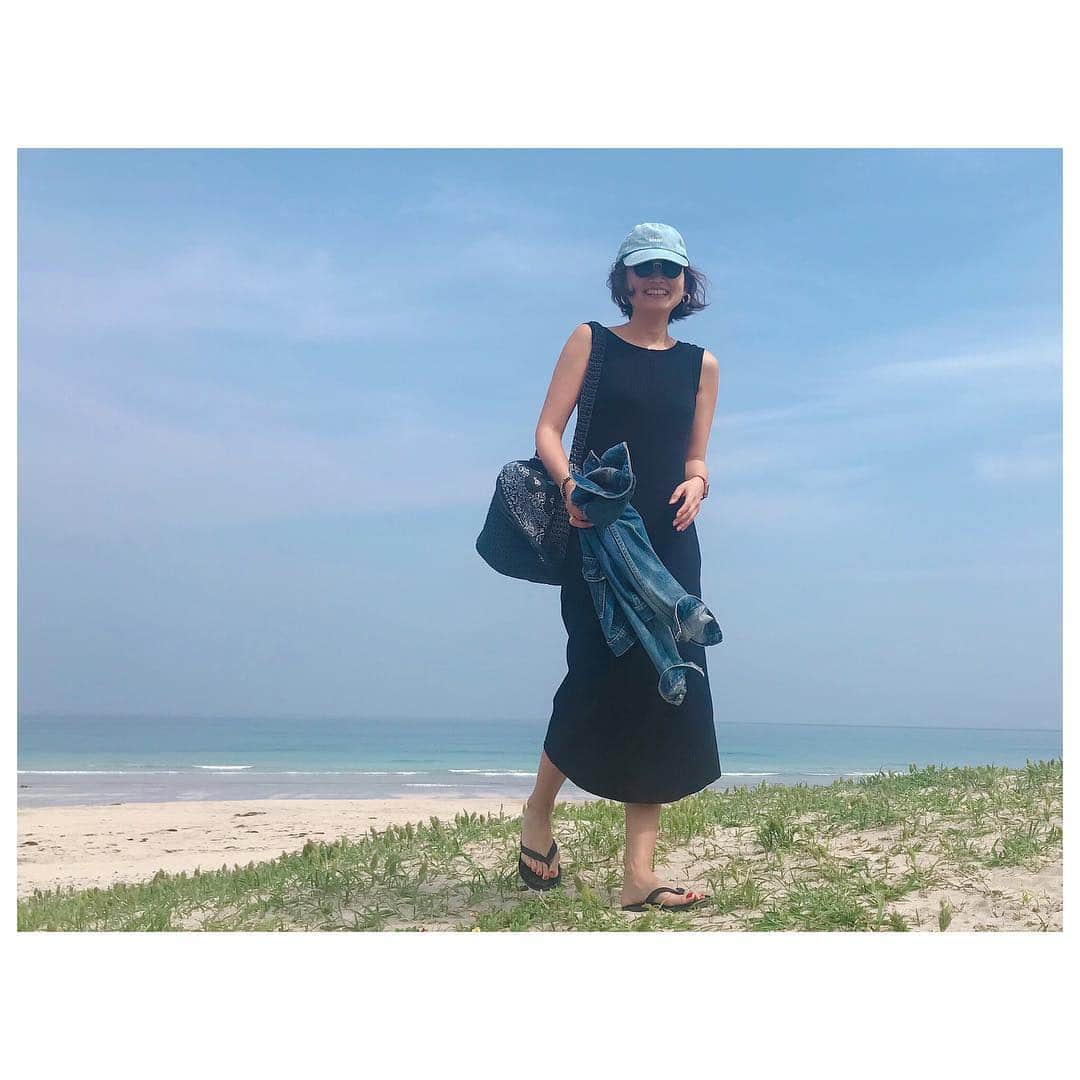 のインスタグラム：「週末は遊びに来てくれたお客様や友人達とお喋りしながら昨日で展示会終了致しました。 いらしてくださった皆様ありがとうございました🙇‍♀️ 今日はお休みをいただきひたすら無。笑 本日入荷のリブワンピ着てとバンダナカゴバッグ持って海へ。 びーさんも始まりました😜 夏の海やプールに必須のキャップは今年はデニムシリーズが活躍しそう。 バンダナカゴバッグもワンピも2wayなのでおススメですよ👍 大好きな夏はもうすぐだー🤗 #fashion #style #sea #herfee #happy」