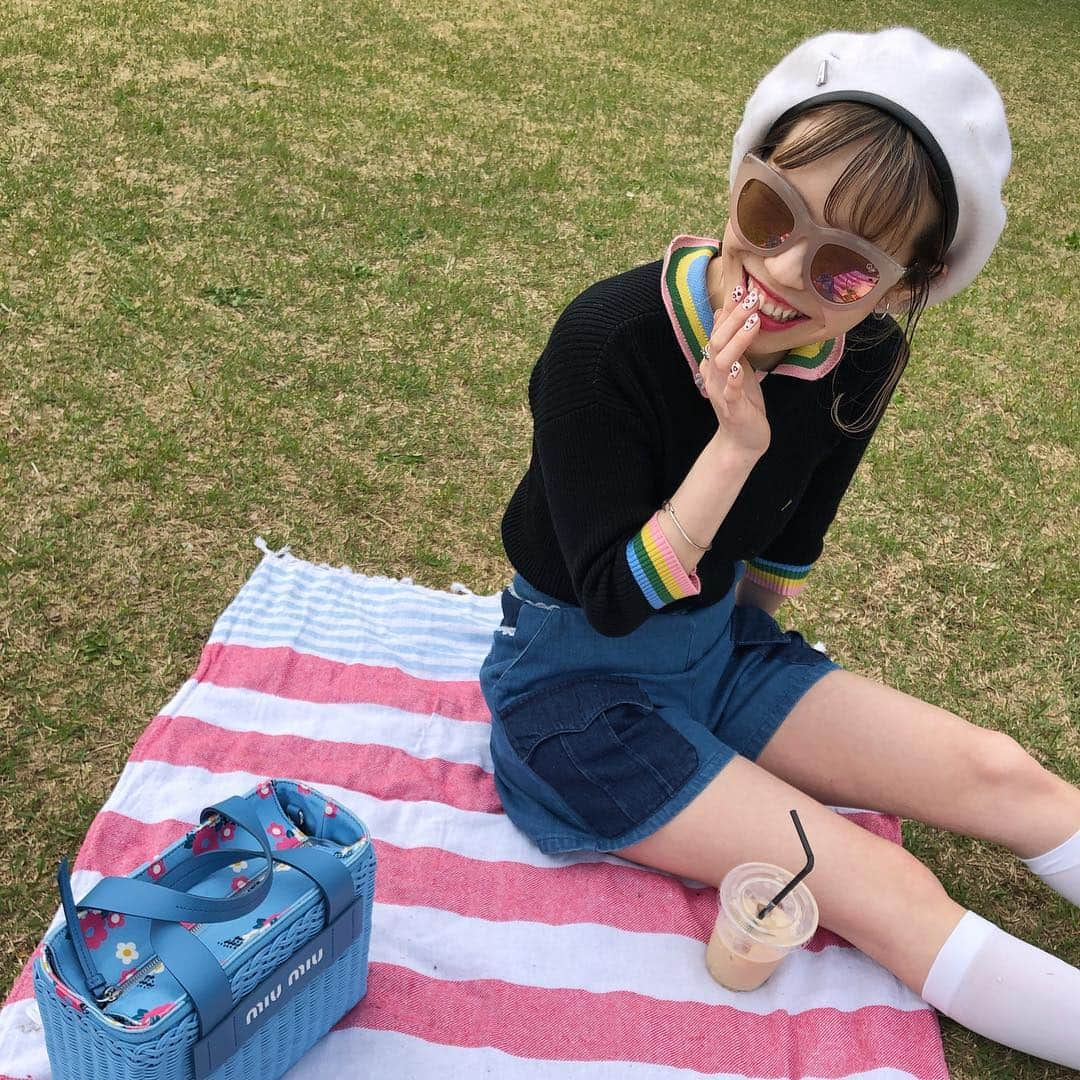 瀬戸あゆみさんのインスタグラム写真 - (瀬戸あゆみInstagram)「Sunday picnic☀️ 日曜日はとてもよく晴れていたので、軽装でピクニックへ。 場所をあまり教えたくない、穴場の野原でのんびりやろ〜と思っていたら、案外人が多かった。 みんな考えることは一緒だね。 光合成したいもんね！ 次の旅先決めたしその次も決めたからもうるんるん。 そんな旅友の @frontriver_marina は今日からサンフランシスコ。 行ってらっしゃい👋 #aymmy #picnic (ずっと左胸に芝生つけてる) (実は食べカスもつけている) (だから2枚目は取っている)」4月22日 21時40分 - setoayumi