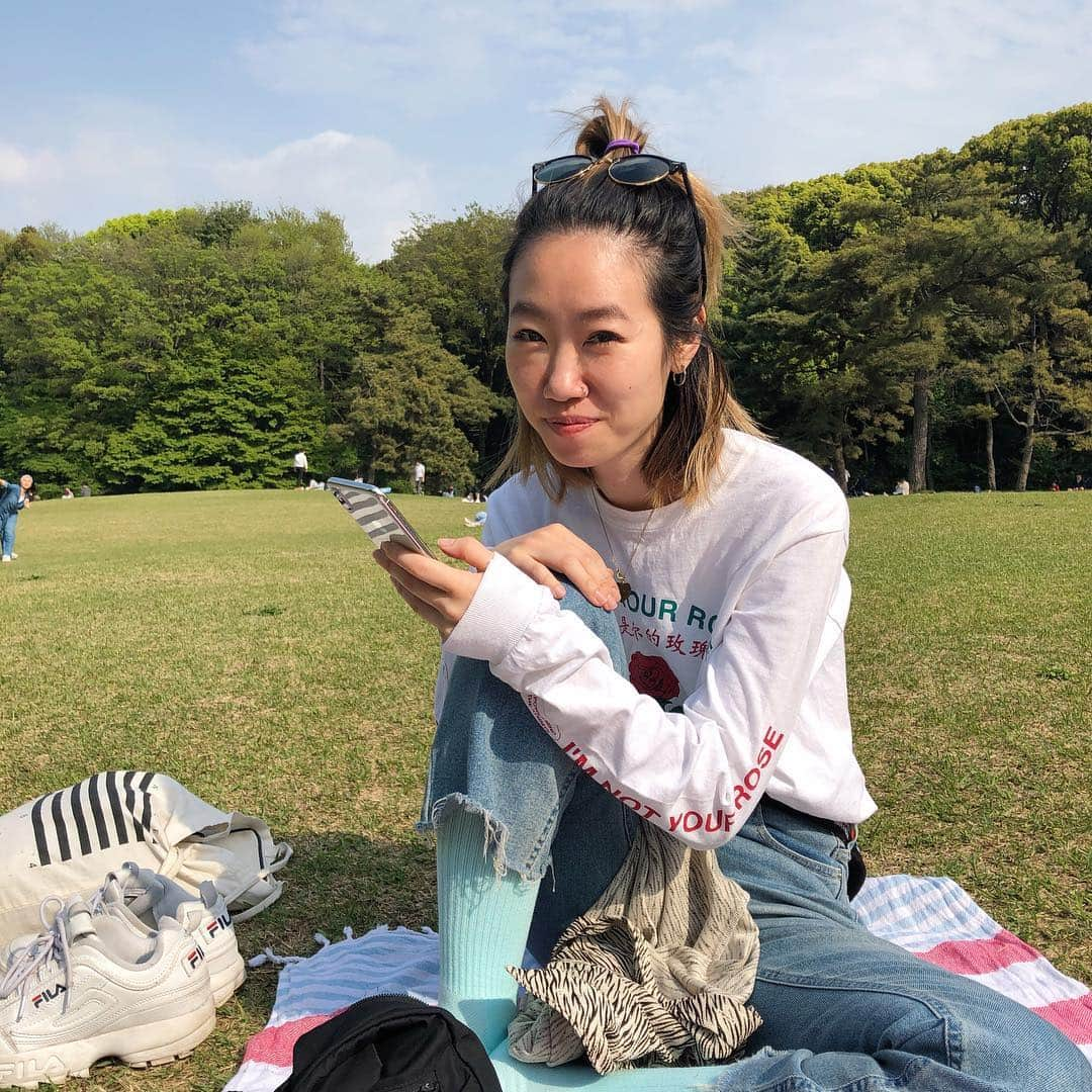 瀬戸あゆみさんのインスタグラム写真 - (瀬戸あゆみInstagram)「Sunday picnic☀️ 日曜日はとてもよく晴れていたので、軽装でピクニックへ。 場所をあまり教えたくない、穴場の野原でのんびりやろ〜と思っていたら、案外人が多かった。 みんな考えることは一緒だね。 光合成したいもんね！ 次の旅先決めたしその次も決めたからもうるんるん。 そんな旅友の @frontriver_marina は今日からサンフランシスコ。 行ってらっしゃい👋 #aymmy #picnic (ずっと左胸に芝生つけてる) (実は食べカスもつけている) (だから2枚目は取っている)」4月22日 21時40分 - setoayumi