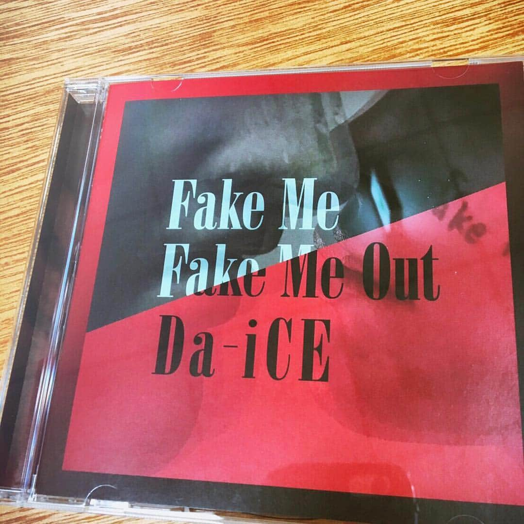 村上佳佑さんのインスタグラム写真 - (村上佳佑Instagram)「Da-iCEさんが4/24にリリースする、16thシングル「FAKE ME FAKE ME OUT」いただきましたー！！😳🙌🏻✨ めちゃくちゃかっこいい〜！！🔥 アレンジもMVも最高です✨ ぜひみんなも聴いてみて！😎 #FAKE_ME_FAKE_ME_OUT #Da_iCE さん #424 #fakemefakemeout」4月22日 21時41分 - keisukemurakami_official