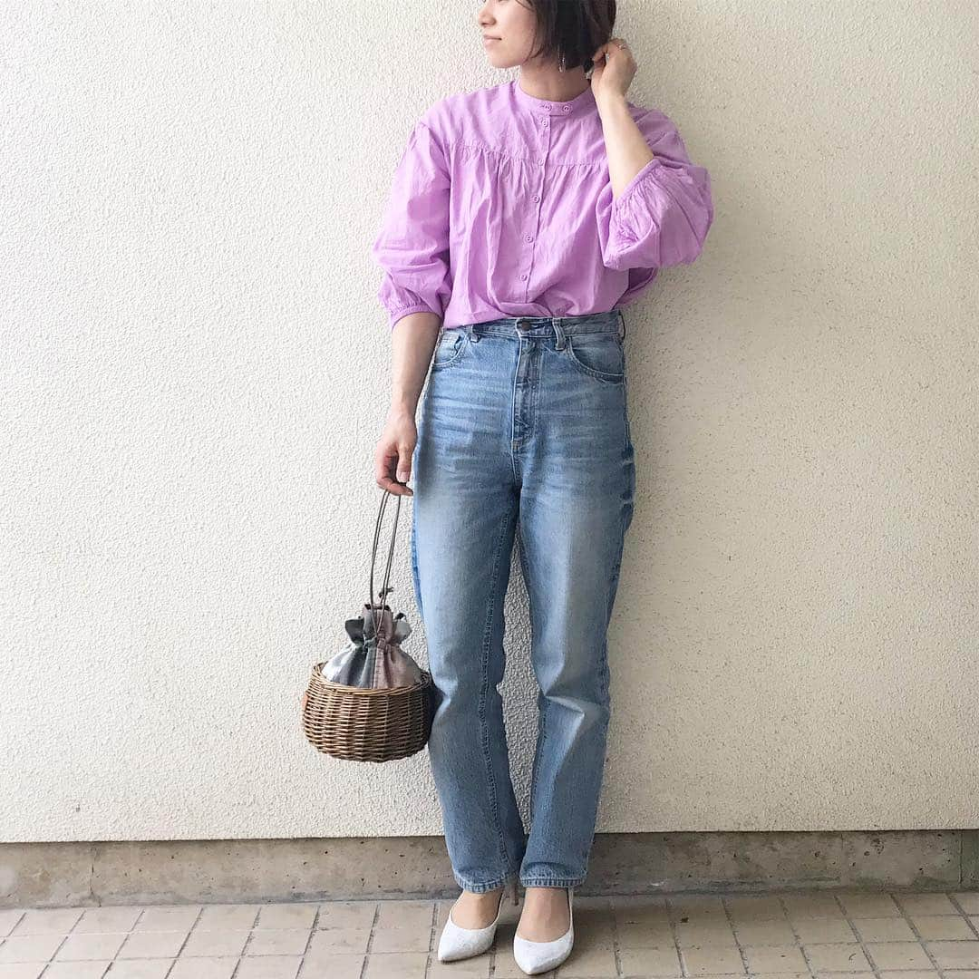 Mikaのインスタグラム：「purple×denim×silver シャツ一枚で過ごせるこの季節 過ごしやすい〜 シルバーのパンプス 合わせやすいからヘビロテ中 7㎝ヒールでも歩きやすい 最高パンプス💕 ・ ・ @piche_abahouse_official  #piche #picheabahouse #ママコーデ#シンプルコーデ#大人カジュアル#デニム#パンプス#足元倶楽部#ピシェ#ピシェアバハウス#最高パンプス#最高パンプス最高」