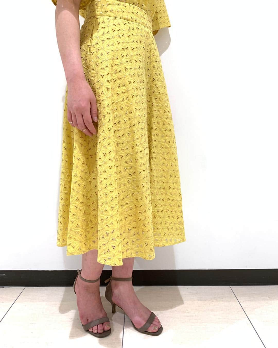 SM2olohuone LUMINE立川店さんのインスタグラム写真 - (SM2olohuone LUMINE立川店Instagram)「⠀ ⠀  夏を彩る 鮮やかなイエローをまとって♩ セットアップで着れば きちんと感◎ ⠀⠀ ⠀ ⠀ ⠀ 【 Te chichi 】 blouse ¥5.990+tax skirt ¥6.990+tax⠀⠀ ⠀ ⠀ #2019#summer#correction#classic#samansamos2#lumine#tachikawa#olohuone#fashion#techichi#feminine#happy#fashion#life#staffsnap#初夏#ルミネ立川#サマンサモスモス#テチチ#クラシック#ナチュラル#通勤コーデ#休日コーデ#フェミニン#大人かわいい」4月22日 21時43分 - sm2olohuone_lumine