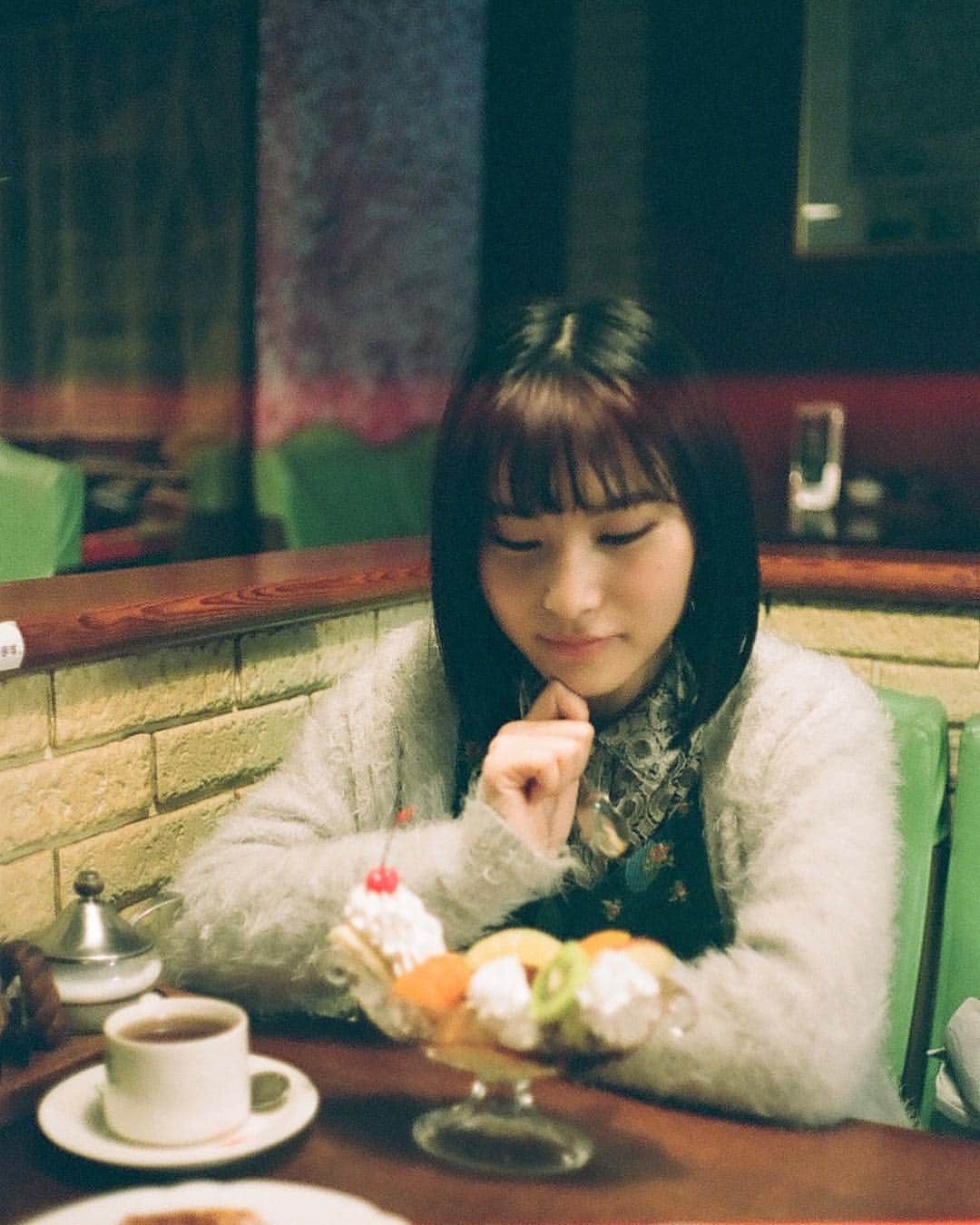 のインスタグラム：「昔ながらの。 * * 熱海で立ち寄った喫茶店。 プリンアラモードなんて何年ぶりだろうと 興味本意で頼んだら 口どけが滑らかで とてもおいしいものでした。 ロイヤルはアイスが乗ってるんだって。 * * #熱海 #熱海銀座 #喫茶店 #パインツリー #プリン #プリンアラモード #フィルムカメラに恋してる #fujipro400h」