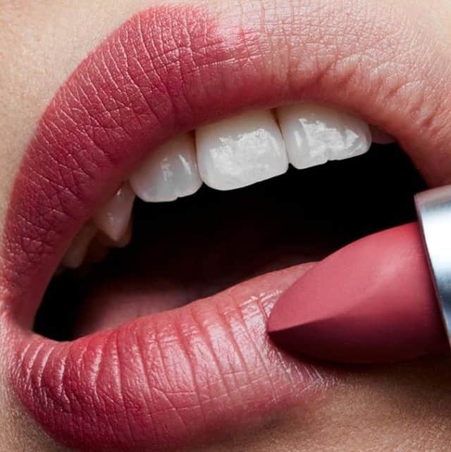 M·A·C Cosmetics UK & Irelandさんのインスタグラム写真 - (M·A·C Cosmetics UK & IrelandInstagram)「Revamp your matte💋⁣ Play with soft-focus colour with the #MACPowderKiss range.⁣ 💄 A Little Tamed ⁣Powder Kiss⁣ Lipstick ⁣」4月22日 21時55分 - maccosmeticsuk
