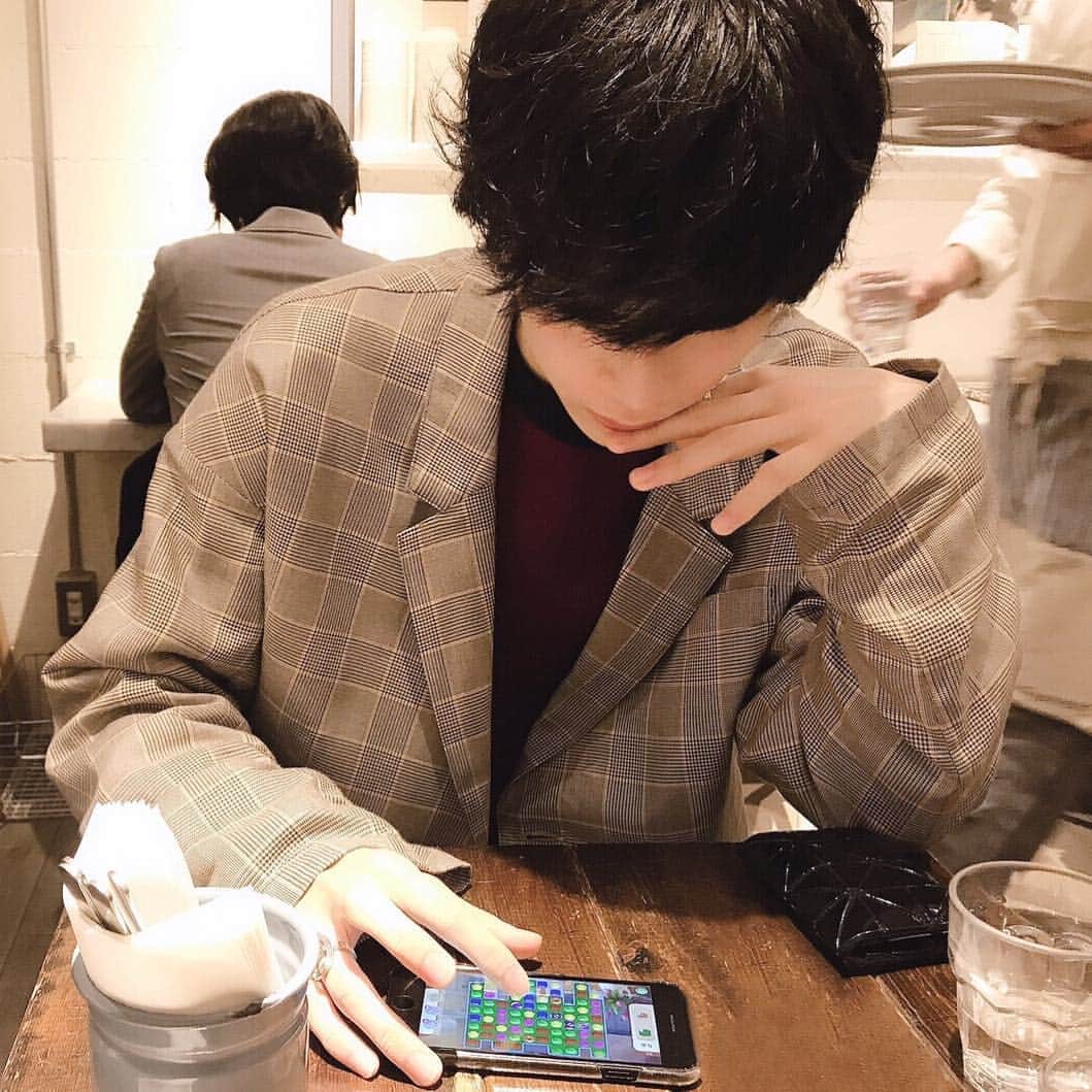 みっきーのインスタグラム：「﻿ 最近は昼間かなり暖かく﻿ なってきましたな😴﻿ ﻿ ﻿ #彼女目線﻿ #他撮り﻿ #横顔 #ならぬ #下顔 #カフェ﻿ #髪長いね﻿ #今は短いよ #homescapes #かましてる」