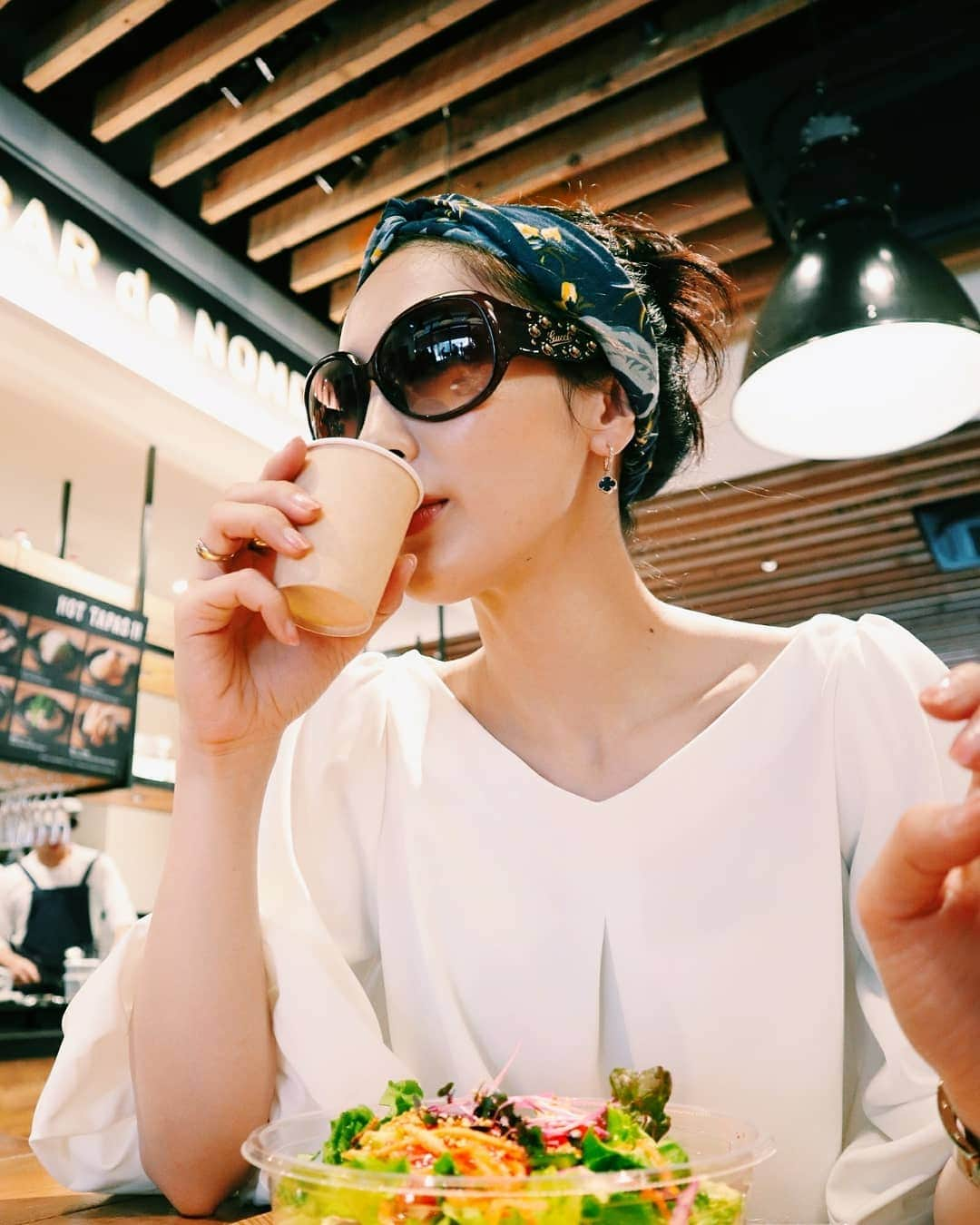 吉松育美さんのインスタグラム写真 - (吉松育美Instagram)「Perhaps the biggest diffrence between Japan and America is the size of a cup. lol . 🍹🍹🍹🍹💦 . あ～水飲もう～…ｯｯて小っちゃ!!!! 👀👀👀⁉⁉ってなる(笑) . アメリカサイズに慣れすぎて日本でのコップがどれも小さい😵💦と感じちゃう😰💦💦💦 . 野菜不足でサラダ～ . . #bestlocations #bestlocationever #epicpictures #photographyislifestyle #justshootit  #justgoshoots #canoneosm100 #eosm100 #photographyofday #fashoninla #smileoftheday #lightroommagic #portraitlover  #キャノンカメラ #ロサンゼルス在住 #笑顔が大事  #photoofdays #asianmodeling #asianmodelsmatter #setlifela #asianmodel #Japanesemodel #asianactors #asianactresses」4月22日 21時49分 - ikumiyoshimatsu