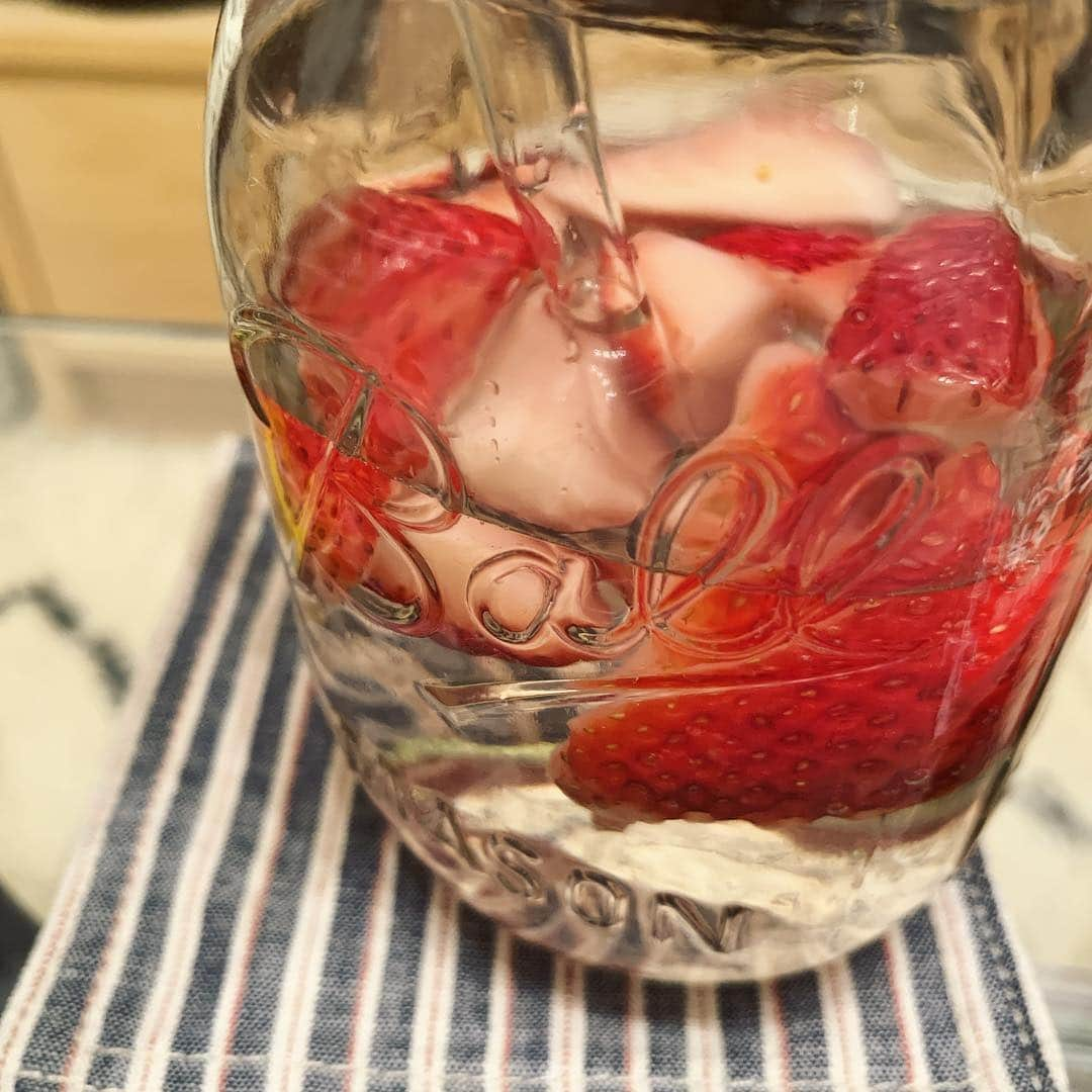 Rihwaさんのインスタグラム写真 - (RihwaInstagram)「Drop your 🍓 ! Strawberry Detox Water🍓🍓🍓💦💪🏽 It's today's special buddy for writting songs!🤝❤️ コメントに🍓落としていって下さい❤️😍🍓 苺のデトックスウォーターを作曲のお供に❤️🍓🍓🍓 . . #Rihwa #Strawberry #Detox #detoxwater #デトックス #デトックスウォーター #苺 #いちご #イチゴ #🍓 #ヘルシー #healthy #food #drink #masonjar #メイソンジャー」4月22日 21時49分 - rihwa_official