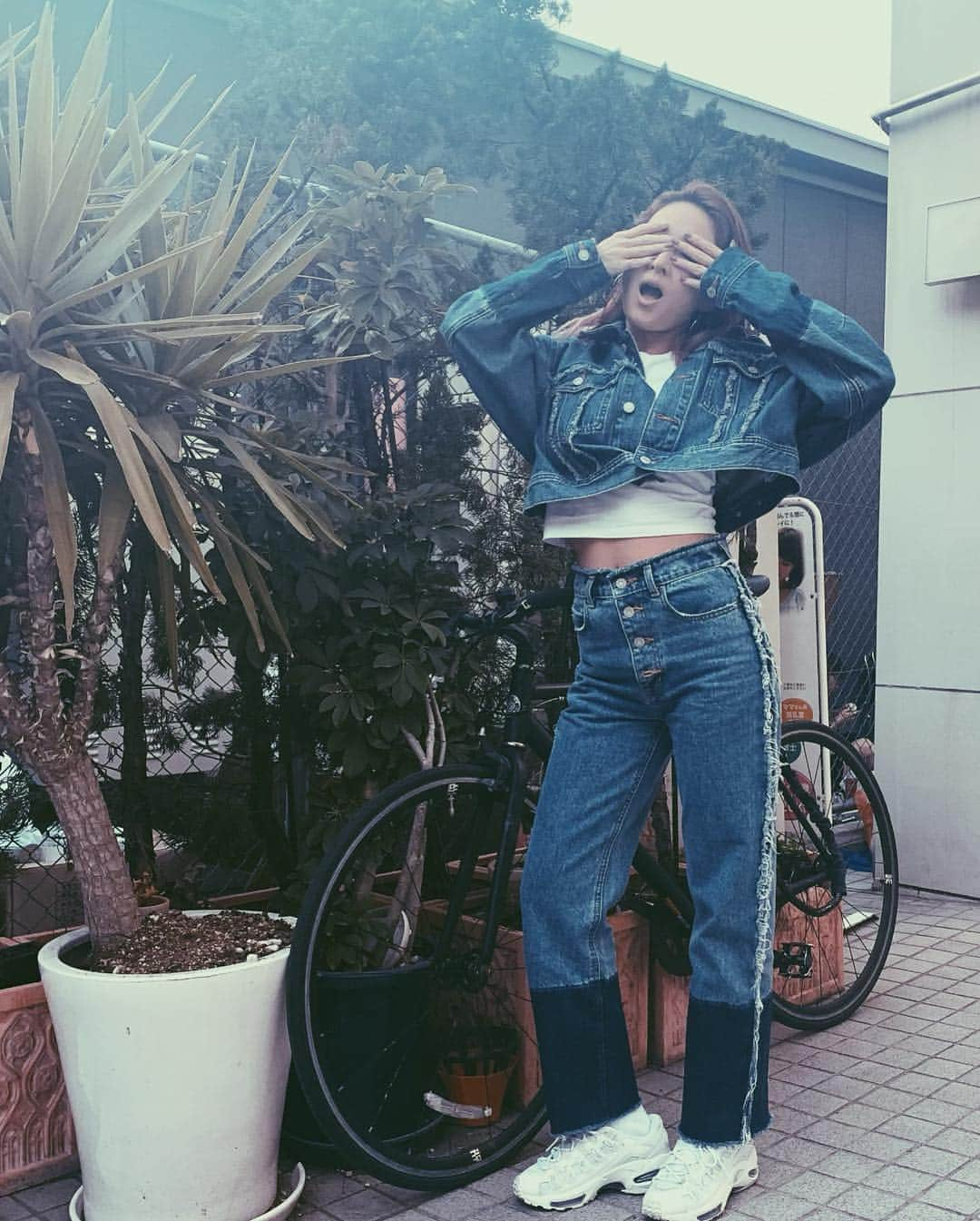 jyA-Me（ヤミー）さんのインスタグラム写真 - (jyA-Me（ヤミー）Instagram)「💙💙💙 I like denims 👕✨ jaketが @azulbymoussy_official  bottomsが @moussyofficial  で、違うブランドなんだけど、 どちらも裾がインディゴなので、 Setupみたいに着てみた😝💙 📸by @matsumototsukasa . . 毎度写真関係ありませんが、 #アメブロ 更新しました📝 #9か月ベビー #離乳食後期  #手づかみ食べレシピ #ootd#moussysnap」4月22日 21時51分 - jya_me