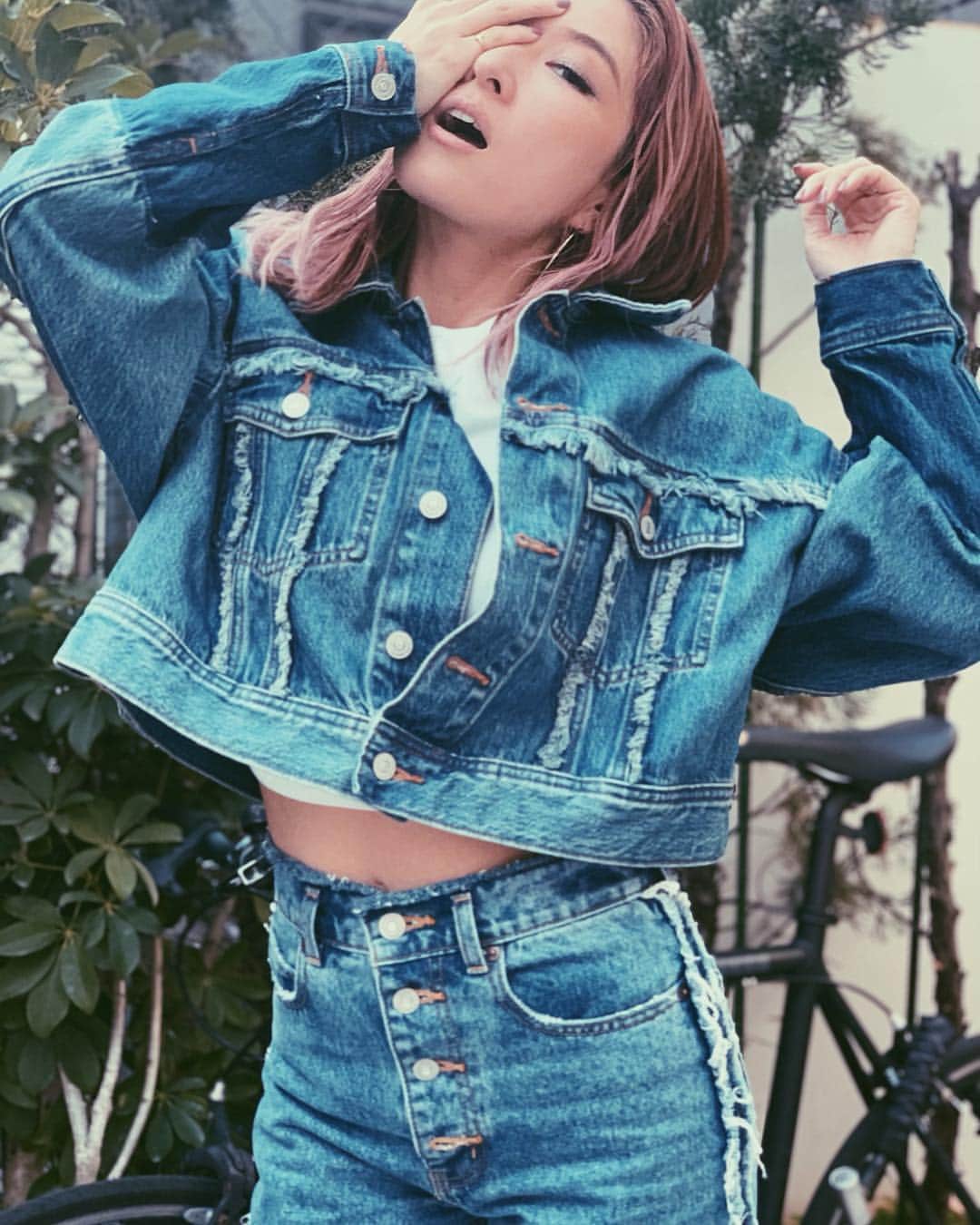 jyA-Me（ヤミー）のインスタグラム：「💙💙💙 I like denims 👕✨ jaketが @azulbymoussy_official  bottomsが @moussyofficial  で、違うブランドなんだけど、 どちらも裾がインディゴなので、 Setupみたいに着てみた😝💙 📸by @matsumototsukasa . . 毎度写真関係ありませんが、 #アメブロ 更新しました📝 #9か月ベビー #離乳食後期  #手づかみ食べレシピ #ootd#moussysnap」