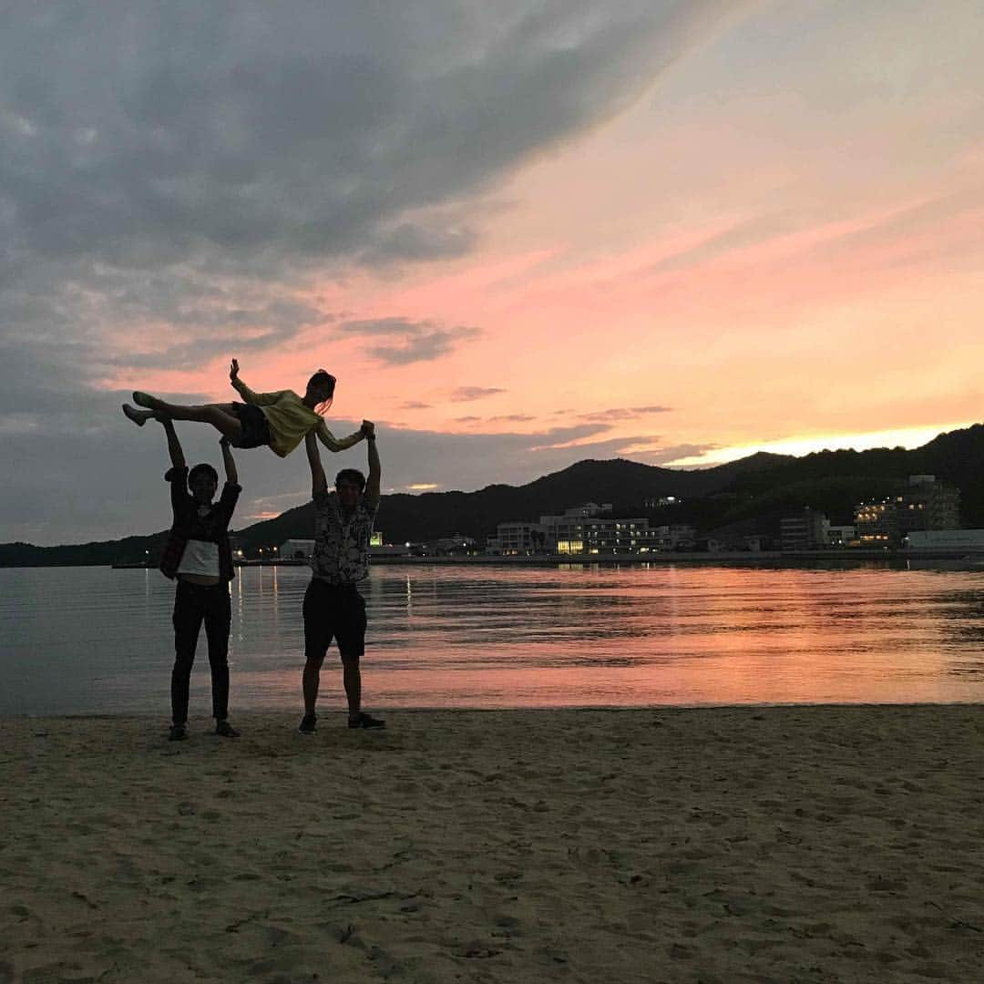 吉川友真さんのインスタグラム写真 - (吉川友真Instagram)「小豆島👼  #latepost #shodoshima  #japan #angelroad #broom #同じく香川の #小豆島 #エンジェルロード #天使の散歩道 #エリック王子 #魔女の宅急便 #ホウキ #魔法使いの弟子 #ディズニーオンアイス #ディズニー #小豆島オリーブ公園 #小豆島ラーメン #ラーメン  #今年の日本ツアーは何杯ご当地ラーメン食べられるかなぁ」4月22日 21時52分 - yuma_yoshikawa_