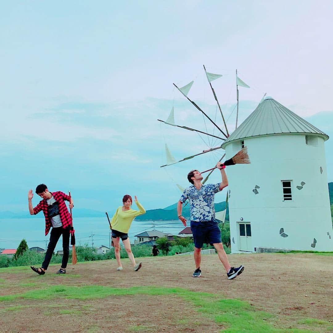 吉川友真さんのインスタグラム写真 - (吉川友真Instagram)「小豆島👼  #latepost #shodoshima  #japan #angelroad #broom #同じく香川の #小豆島 #エンジェルロード #天使の散歩道 #エリック王子 #魔女の宅急便 #ホウキ #魔法使いの弟子 #ディズニーオンアイス #ディズニー #小豆島オリーブ公園 #小豆島ラーメン #ラーメン  #今年の日本ツアーは何杯ご当地ラーメン食べられるかなぁ」4月22日 21時52分 - yuma_yoshikawa_