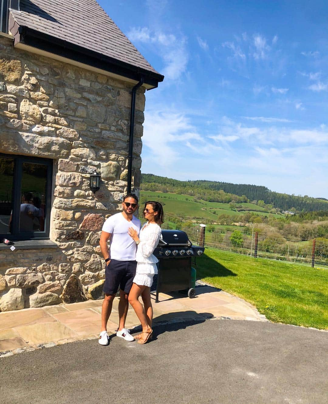 ルーシー・メックレンバーグさんのインスタグラム写真 - (ルーシー・メックレンバーグInstagram)「I hope everyone had an amazing Easter!! ☀️❤️🐣 we have had the best weekend! North wales is so so so beautiful 😍 we have played every board game (me & Ryan smashed Mr & Mrs 😆) , country walks, chilling in the hot tub, watched a Netflix series, had an amazing Easter Sunday having a BBQ with family and friends.  My New Years resolution was to see more of the UK. Where to next ... I’ve never been to Cornwall!? Edinburgh!? Any other recommendations?  For everyone DM’ing me I booked this house for the weekend very last min when I saw the weather forecast on @sykescottages the ref is 923017 for This house. It’s been perfect and had amazing little touches like fresh eggs from the owners farm & locally made fudge and cake. I couldn’t recommend it here enough for a relaxing weekend. 🏡」4月22日 22時03分 - lucymeck1