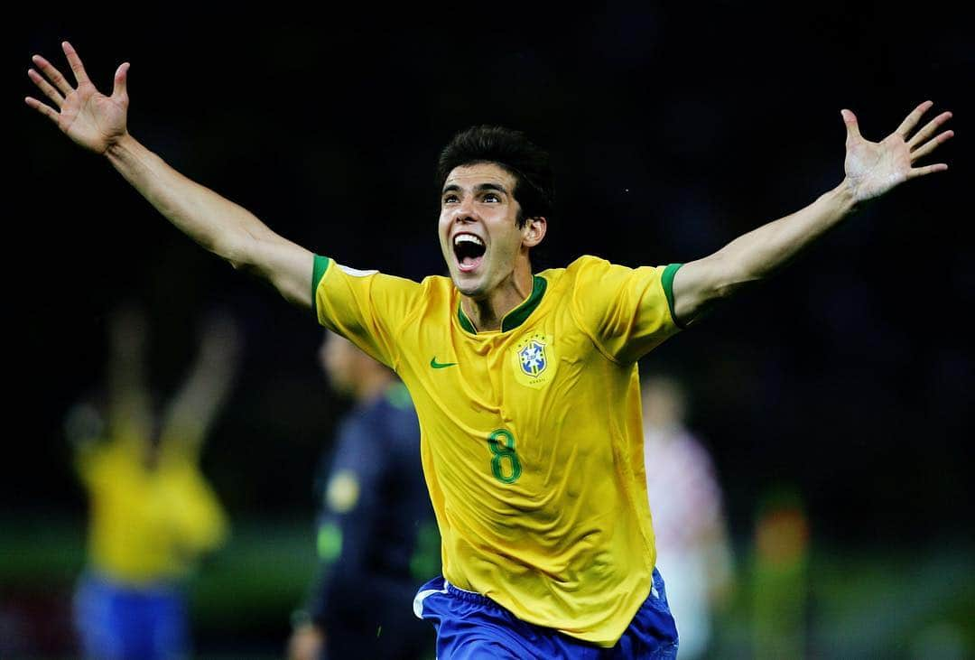 FIFAワールドカップさんのインスタグラム写真 - (FIFAワールドカップInstagram)「Happy 37th birthday @kaka! 🇧🇷 #Brazil #FootballLegend #WorldChampion」4月22日 22時03分 - fifaworldcup