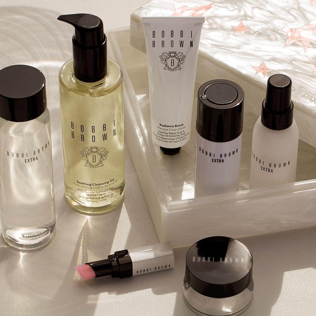 ボビイブラウンさんのインスタグラム写真 - (ボビイブラウンInstagram)「Our most luxurious skincare set yet—meet the @Edie_Parker x #BobbiBrown Skincare Kit. This exclusive set of our most decadent skincare is available only @bergdorfs, unless you enter to win in the comments below! ✔️Tag your BFF in the comments below ✔️Tell them your favorite skincare tip ✔️Follow @bobbibrown and @edie_parker No purchase necessary to enter #giveaway. Starts April 22, 2019 at 9:00AM EST and ends April 23, 2019 8:59AM. Open to US residents only. See our Facebook page for official rules.」4月22日 22時04分 - bobbibrown