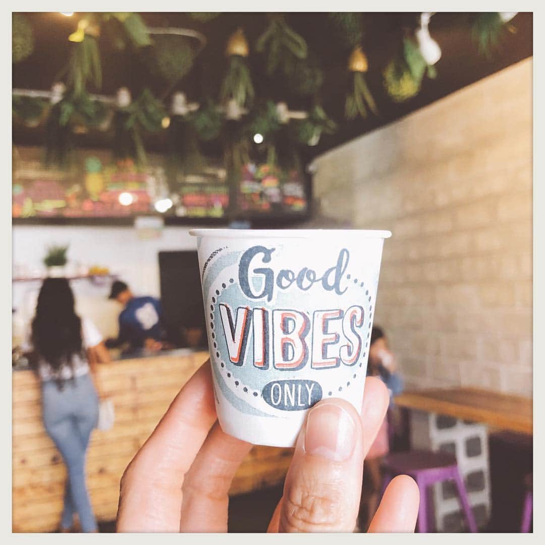 EMILY/BLUEさんのインスタグラム写真 - (EMILY/BLUEInstagram)「Yes👍🏼 Good vibes only👍🏼👍🏼👍🏼👍🏼 #guam #trip #cafe #instafashion #yummy #acaibowl #カジュアルコーデ #タビジョ #ファッション #グアム #旅 #旅行 #アサイーボウル」4月22日 22時00分 - emilybluejewelry0220