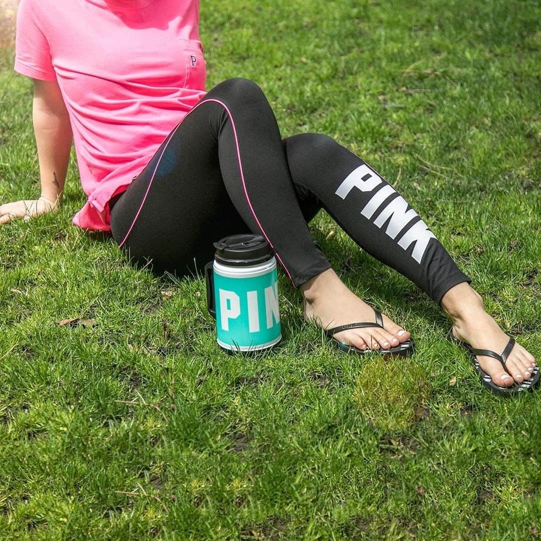 Victoria's Secret PINKさんのインスタグラム写真 - (Victoria's Secret PINKInstagram)「Exactly what you NEED, rn! Score a 🆓 Flip Flop & Chug Mug with a $50 Pink purch! In stores + at VSPINK.com, limited time only!」4月22日 22時00分 - vspink
