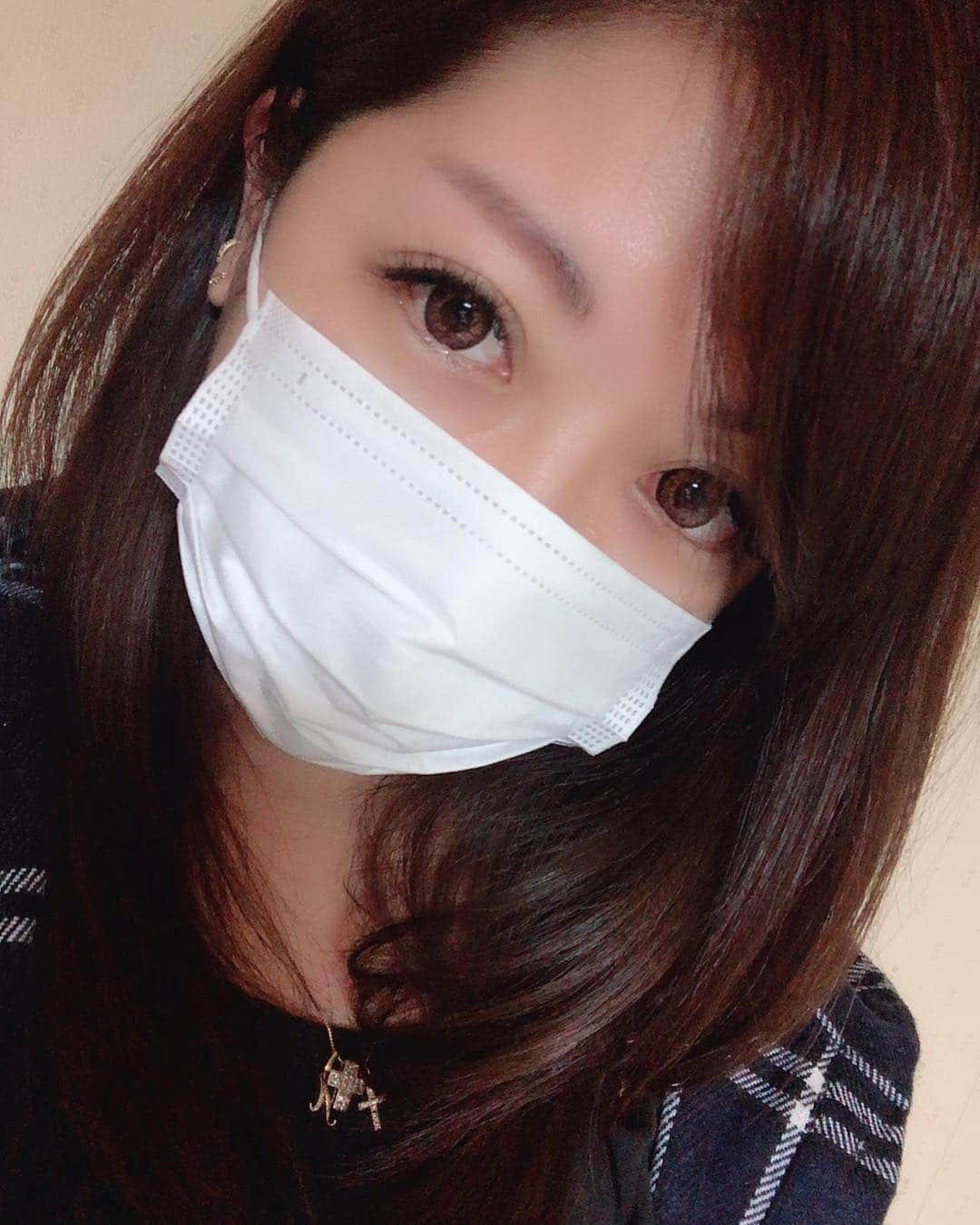 野崎鮎のインスタグラム：「3ヶ月ぶりの美容院💇 髪の毛伸び放題でライオン状態だったから 沢山すいてもらって すっごく久しぶりに前髪作ってみた✨ Colorはちょっとピンク入れて ピンクベージュ✨ #美容院 #すっきり #haircolor #hair #haircut #hairstyle #pink #beige」