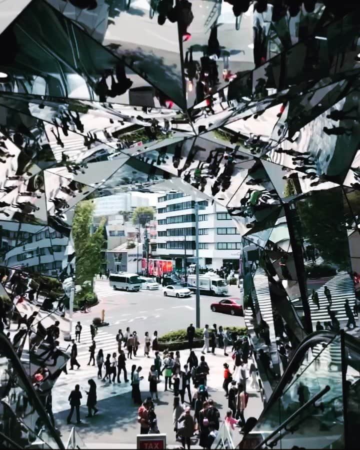 sunday_722のインスタグラム：「*﻿ 万華鏡🔭✨﻿ kaleidoscope﻿ 🚗🚶🏻‍♂️🚎🚛🏍🚘🚶🏼‍♀️﻿ 吸い込まれそう﻿ *﻿ #kaleidoscope﻿ #mwjp﻿ #ShotOniPhone﻿ #ShotOniPhoneX﻿ #iPhoneで撮影﻿﻿ #live﻿ #architecture_view﻿ #architecture_minimal﻿ #rsa_minimal﻿ #tv_tinypeople﻿ #tiny_people﻿ #tv_pointofview﻿ #transfer_visions﻿ #indies_minimal﻿ #visionofpictures﻿ #busystranger」