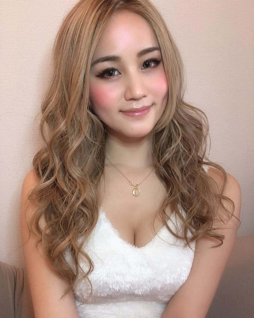 LORYのインスタグラム：「巻き髪がいい感じで、るんっ🌷🌷🌷 #ねじり巻き」