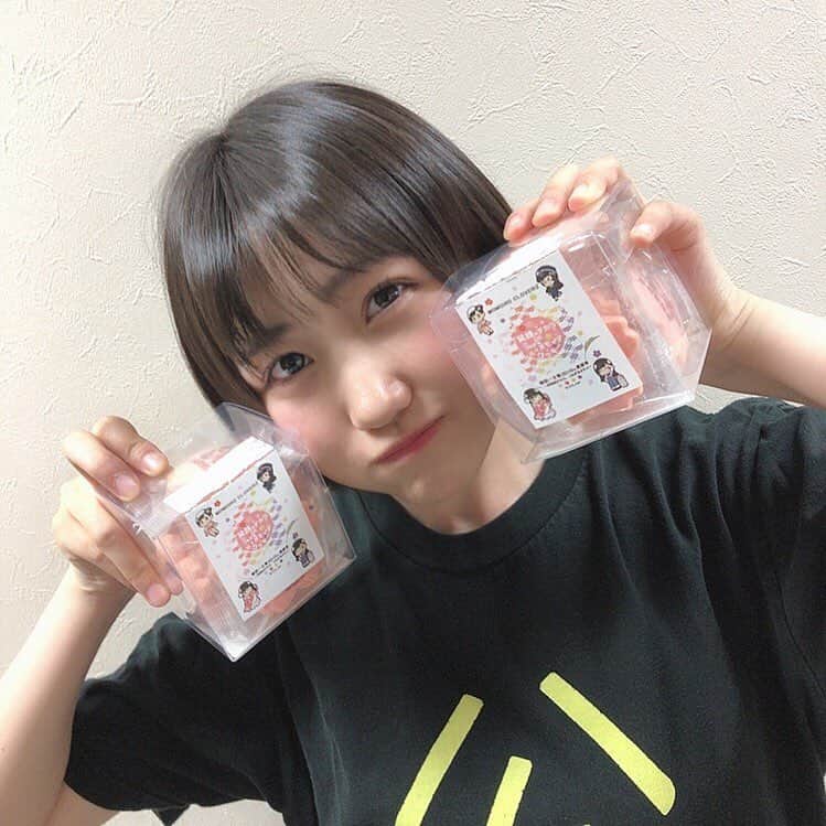 はちみつロケットのインスタグラム：「💮いかちゃんの投稿💮 . みなさん！こんばんわ〜👐🏻 今日の、はちカラ丼見てくれましたかー？🙃 . . あ！あのね！！ハチノスタッフさんから ももクロさん「春の一大事」の お土産をもらったよ🙌🏻🙌🏻 . メンバーみんなで美味しく頂きました！ ありがとうございます😋 . . #はちみつロケット #はちロケ #公野舞華 #いかちゃん #はちロケ大好き丸 #お土産 #舞日公野 #ももいろクローバーZ さん #ももクロ さん #春の一大事 #Instagood #Instalike」