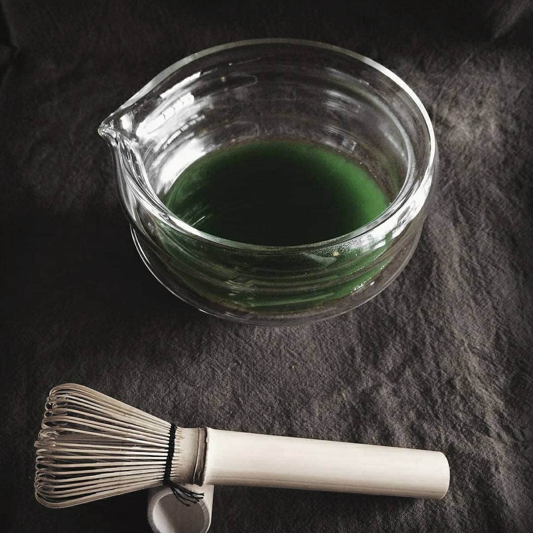 Matchæologist®さんのインスタグラム写真 - (Matchæologist®Instagram)「🤗🍵 Who else is loving 💚 this beautiful aesthetic featuring our Glass #Katakuchi Matcha Brewing & Serving Bowl? Thanks to 📷 @hanahana5star for this stunning shot! 🌿 . This exquisite #Matcha Katakuchi (spouted bowl) is meticulously designed for whisking matcha and pouring it into a serving cup, all in one device! 👌 The bowl features heat-resistant borosilicate glass, a visually striking and practical material to showcase the beautiful colour of the matcha as it’s being prepared 😍 . 🌎 Don’t forget – 🌿 we’re offering a special #EarthDay site-wide 15% discount with the code EARTH19, valid until midnight on Wednesday only! 🌎 . For premium-quality matcha, please visit Matchaeologist.com. . 👉 Click the link in our bio @Matchaeologist . Matchæologist® #Matchaeologist Matchaeologist.com」4月22日 22時13分 - matchaeologist